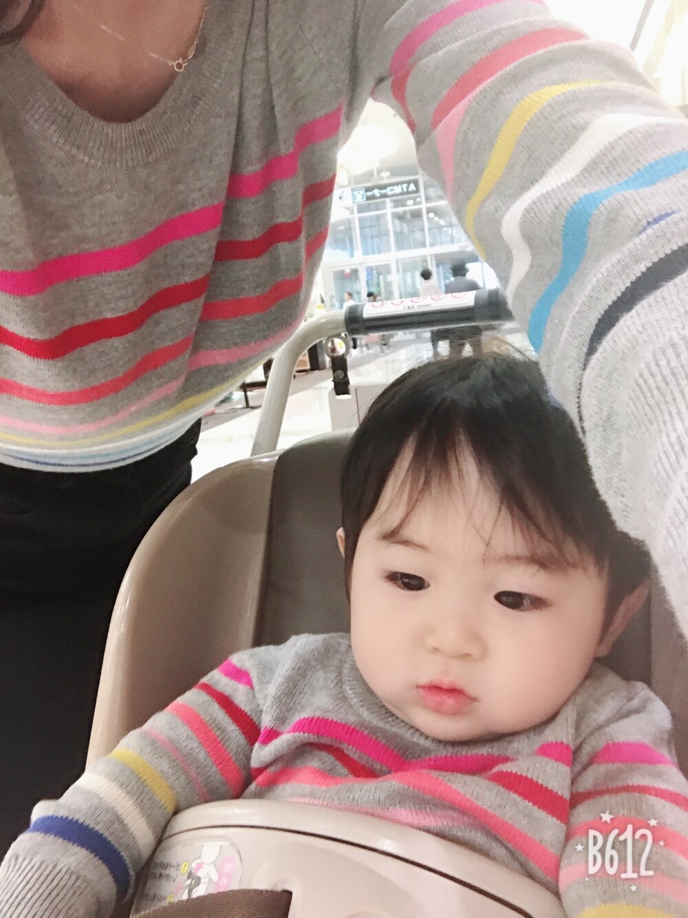 「懐かしい、キッズファッション、ママファッション、親子コーデ、親子でおそろい、親子リンク、ギャップ、マルチボーダー、お揃い、たまらん」｜「GAPのクレージーストライプ クルーネックセーター（ニット/セーター、グレー系）」を使った、hirumamaさん（キッズ・90cm）の春コーディネートの1枚目の写真