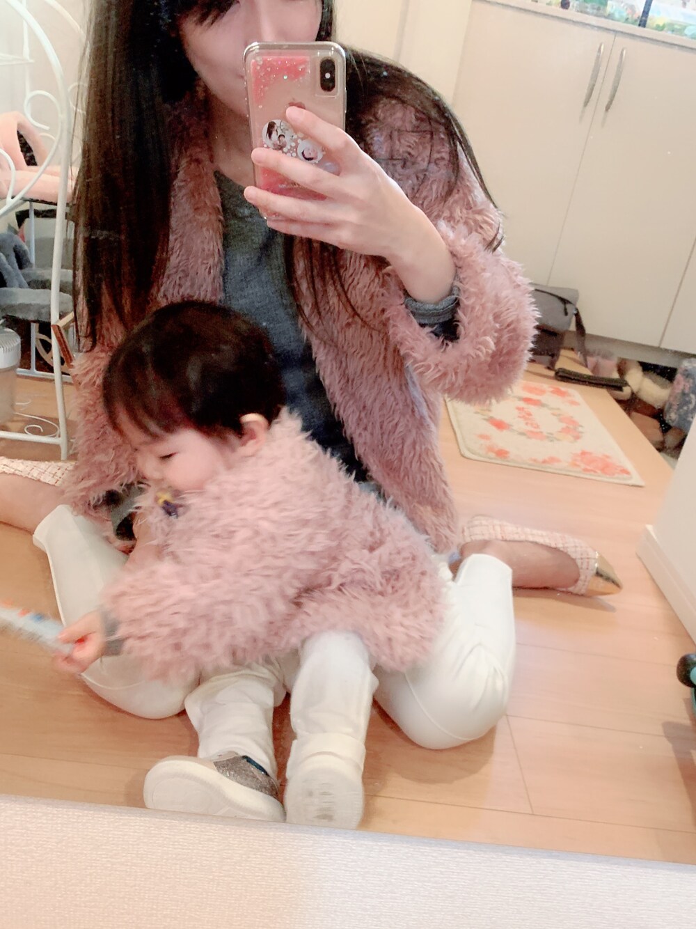 「冬コーデ、お揃い風、見つけた、即買い、キッズファッション、おとこのこ、ママコーデ、親子でおそろい、親子リンク、親子コーデ」｜「dazzlinのふわふわエコファーショートコート（ダウンジャケット/コート、ピンク系）」を使った、hirumamaさん（キッズ・90cm）の春コーディネートの1枚目の写真