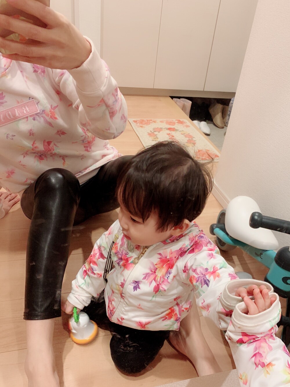 「キッズファッション、ママファッション、親子コーデ、親子でおそろい、レザーレギンス、ラクチンコーデ、1歳からのチャレンジ自転車、全く興味ない息子、甘えん坊将軍、可愛い♡」｜「Radyのアイテム（パーカー、ホワイト系）」を使った、hirumamaさん（キッズ・90cm）の春コーディネートの1枚目の写真