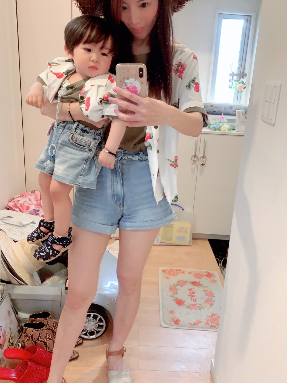 「親子でおそろい、親子コーデ、キッズファッション、ママファッション、キッズコーデ、ママコーデ、おしゃれさんと繋がりたい、ロデオクラウンズ、ママ＆息子、夏先取り」｜「RODEO CROWNS WIDE BOWLのFreedom オープンカラー シャツ（シャツ/ブラウス、ホワイト系）」を使った、hirumamaさん（キッズ・90cm）の春コーディネートの1枚目の写真