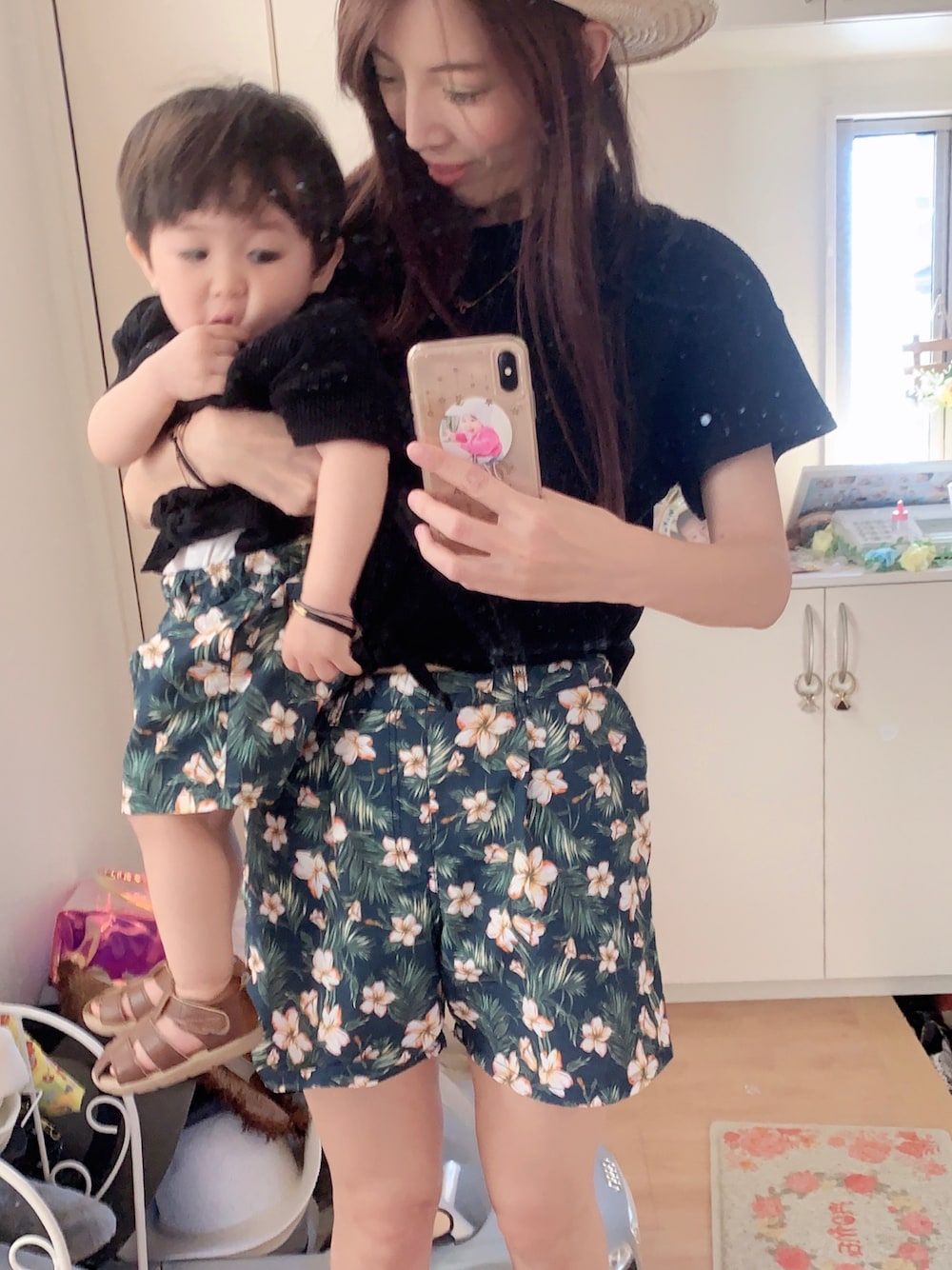 「親子でおそろい、親子コーデ、夏コーデ、全身、ブランシェス(BRANSHES)、キッズコーデ、ママコーデ、ママと息子、息子90ママ150サイズ、おしゃれさんと繋がりたい」｜「BRANSHESのボタニカル柄ショートパンツ（その他パンツ、ブルー系）」を使った、hirumamaさん（キッズ・90cm）の春コーディネートの1枚目の写真