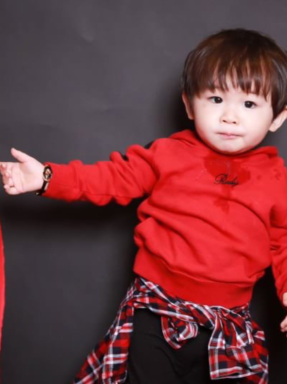 「キッズコーデ、キッズ時計、BR、ドレスコードはブラック×レッド、1歳5ヶ月、息子コーデ、息子、息子撮影、キッズファッション、キッズスタイル」｜「Radyのアイテム（パーカー、レッド系）」を使った、hirumamaさん（キッズ・90cm）の春コーディネートの1枚目の写真