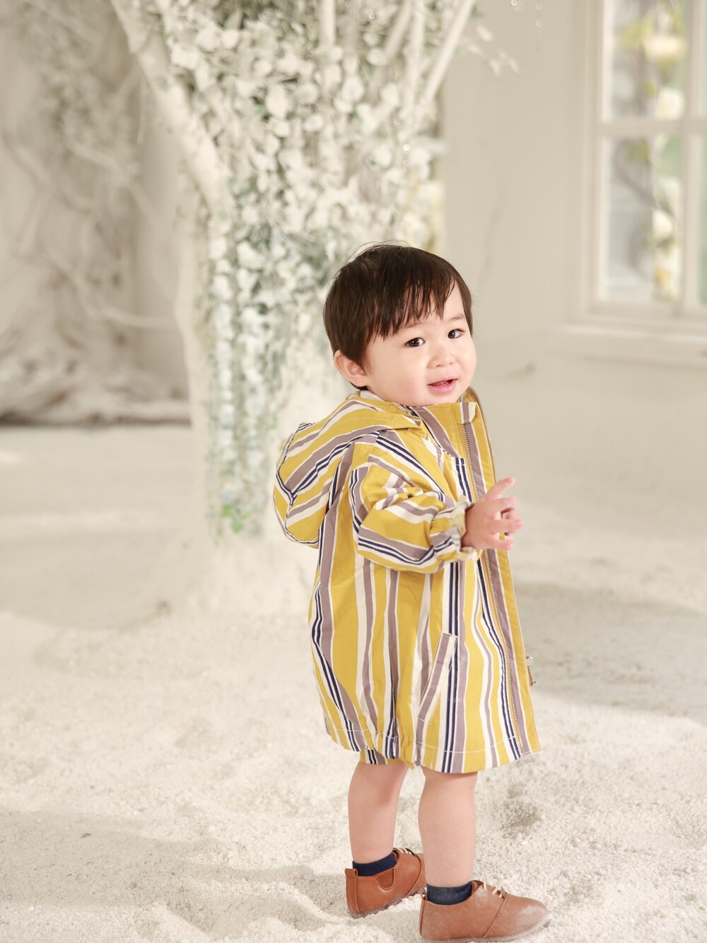 「キッズコーデ、1歳5ヶ月、おしゃれさんと繋がりたい、カジュアル、ブランシェス、ブランシェス(BRANSHES)、kids、笑顔、かわいい、大好き」｜「BRANSHESのマルチストライプジャケット（ブルゾン、イエロー系）」を使った、hirumamaさん（キッズ・90cm）の春コーディネートの1枚目の写真