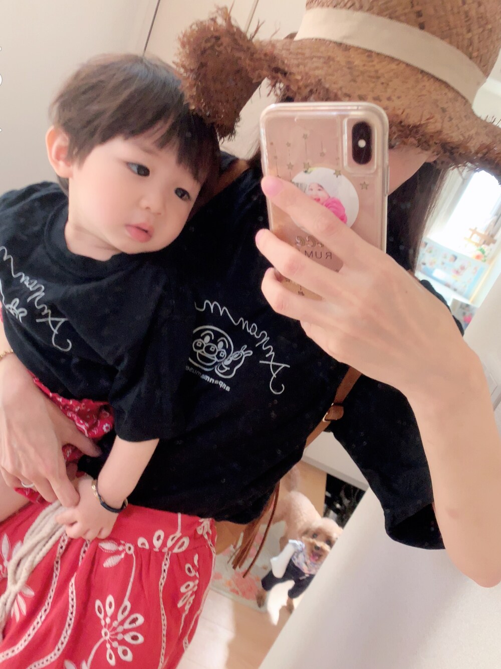 「親子コーデ、親子でおそろい、親子リンク、キッズコーデ、ママコーデ、アンパンマン、ママ＆息子、麦わら帽子、ショートパンツ」｜「ANPANMAN KIDS COLLECTIONのアイテム（Tシャツ/カットソー、ブラック系）」を使った、hirumamaさん（キッズ・90cm）の春コーディネートの1枚目の写真