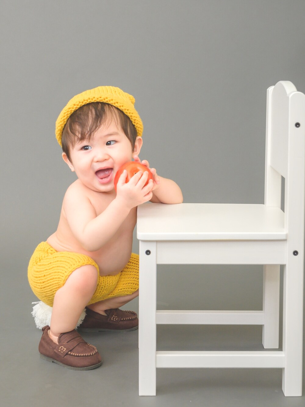 「お気に入りの写真、つかまり立ち始めました、くらい、キッズ時計、kidstokeipic、オフショット、可愛すぎて泣けるシリーズ、今も可愛いけど、新生児の時も可愛い、毎日可愛い」｜「赤ちゃん本舗のアイテム（マタニティウェア/グッズ、イエロー系）」を使った、hirumamaさん（キッズ・74cm）の夏コーディネートの1枚目の写真
