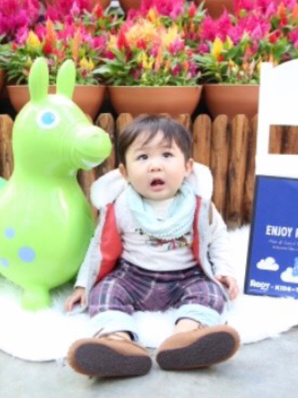 「去年の秋、キッズ時計 RODY、撮影、２回目の撮影、１回目ニコニコしてて安心してたら、あれーグズグズタイミング！笑笑、kidstokeipic、キッズコーデ、キッズファッション、なつかしの一枚」｜「combiminiのアイテム（ダウンベスト、グレー系）」を使った、hirumamaさん（キッズ・74cm）の夏コーディネートの1枚目の写真