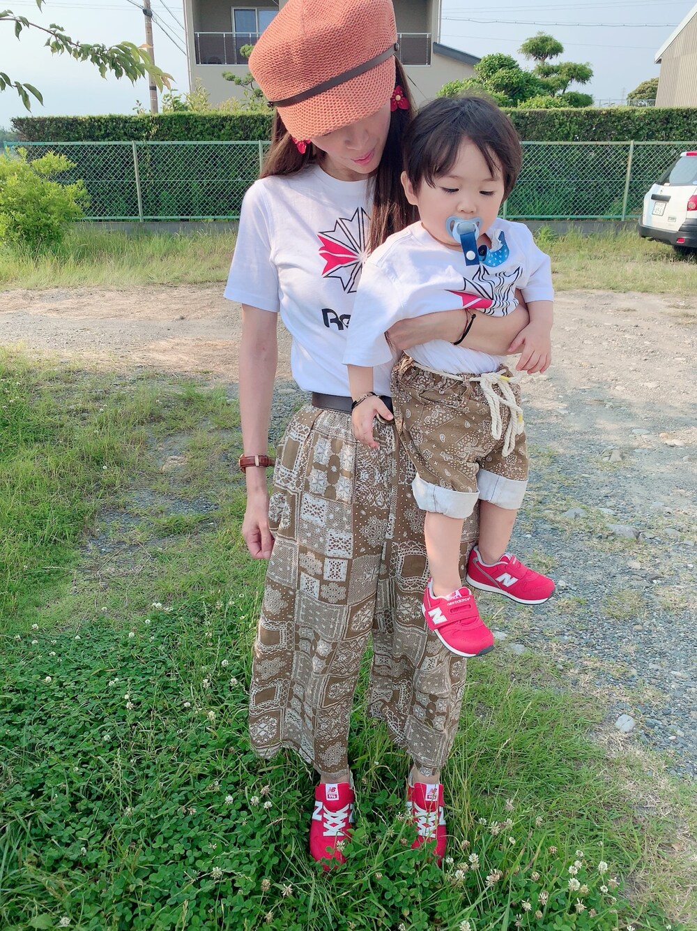 「リーボック(Reebok)、ペイズリー、パンツスタイル、親子コーデ、親子でおそろい、ニューバランス、ニューバランス996、赤、キッズコーデ、ママコーデ」｜「Reebokのラージ スタークレスト Tシャツ [B F LARGE STARCREST TEE](キッズ/子供用)（Tシャツ/カットソー、ホワイト系）」を使った、hirumamaさん（キッズ・74cm）の夏コーディネートの1枚目の写真