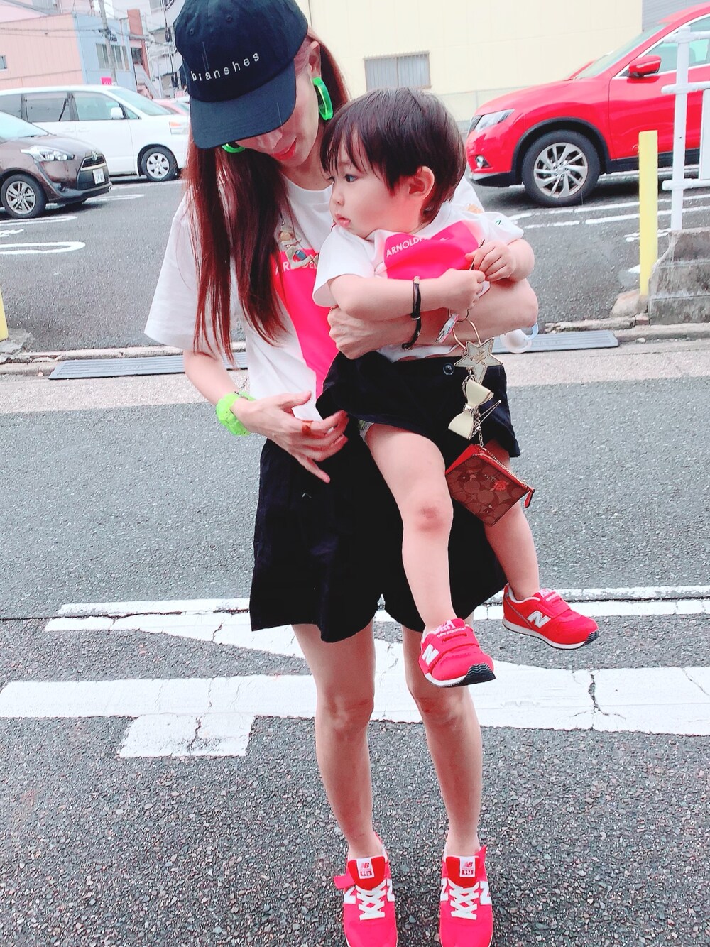 「親子でおそろい、親子コーデ、親子リンク、アーノルドパーマー、ネオンカラー、ブランシェス、ニューバランス、キッズコーデ、ママコーデ、おしゃれさんと繋がりたい」｜「BRANSHESの【プチプラ】ウエストボタンショートパンツ（その他パンツ、ブラック系）」を使った、hirumamaさん（キッズ・90cm）の夏コーディネートの1枚目の写真