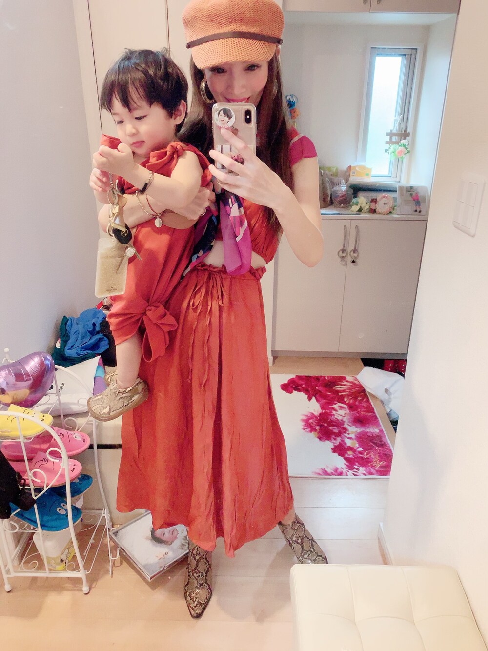 「親子コーデ、親子リンク、色合わせ、キッズコーデ、ママコーデ、おしゃれさんと繋がりたい、夏コーデ、キッズファッション、ママファッション、ママ＆息子」｜「Chille anapのアイテム（セットアップ、レッド系）」を使った、hirumamaさん（キッズ・90cm）の夏コーディネートの1枚目の写真