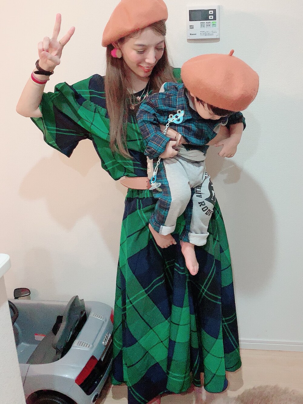 「親子リンク、親子でおそろい、親子コーデ、キッズコーデ、ママコーデ、チェック、ロデオクラウンズワイルドボウル、ブランシェス、秋のコーデ、おしゃれさんと繋がりたい」｜「BRANSHESのウールベレー帽（ハンチング/ベレー帽、オレンジ系）」を使った、hirumamaさん（キッズ・90cm）の秋コーディネートの1枚目の写真
