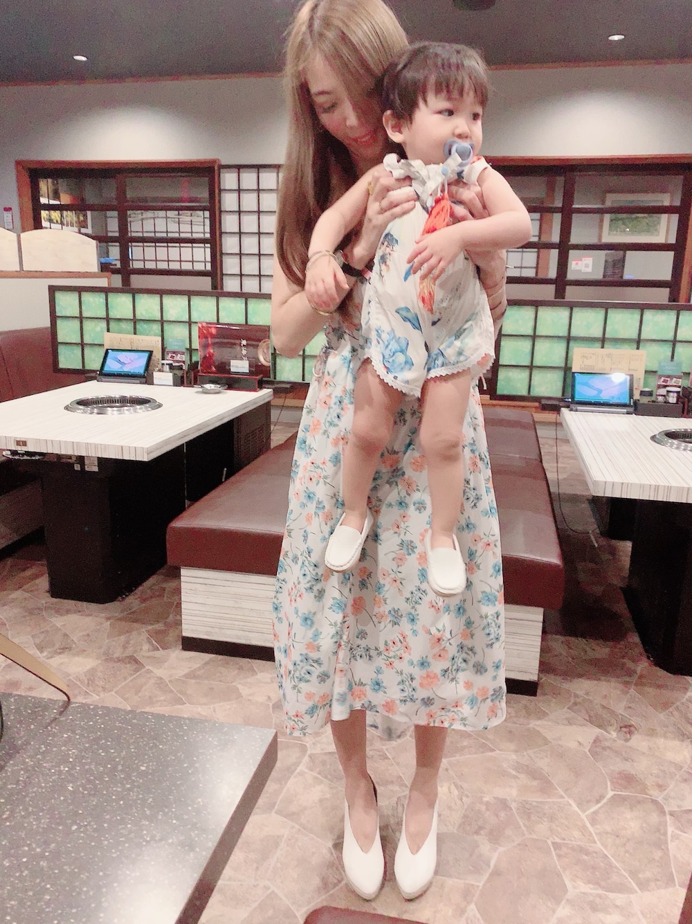 「親子コーデ、親子リンク、親子でおそろい、男の子、花柄ワンピース、マーキュリーデュオ(MERCURYDUO)、韓国子供服、おしゃれさんと繋がりたい、ママコーデ、キッズコーデ」｜「MERCURYDUOのアイテム（ワンピース/ドレス、ホワイト系）」を使った、hirumamaさん（キッズ・90cm）の秋コーディネートの1枚目の写真