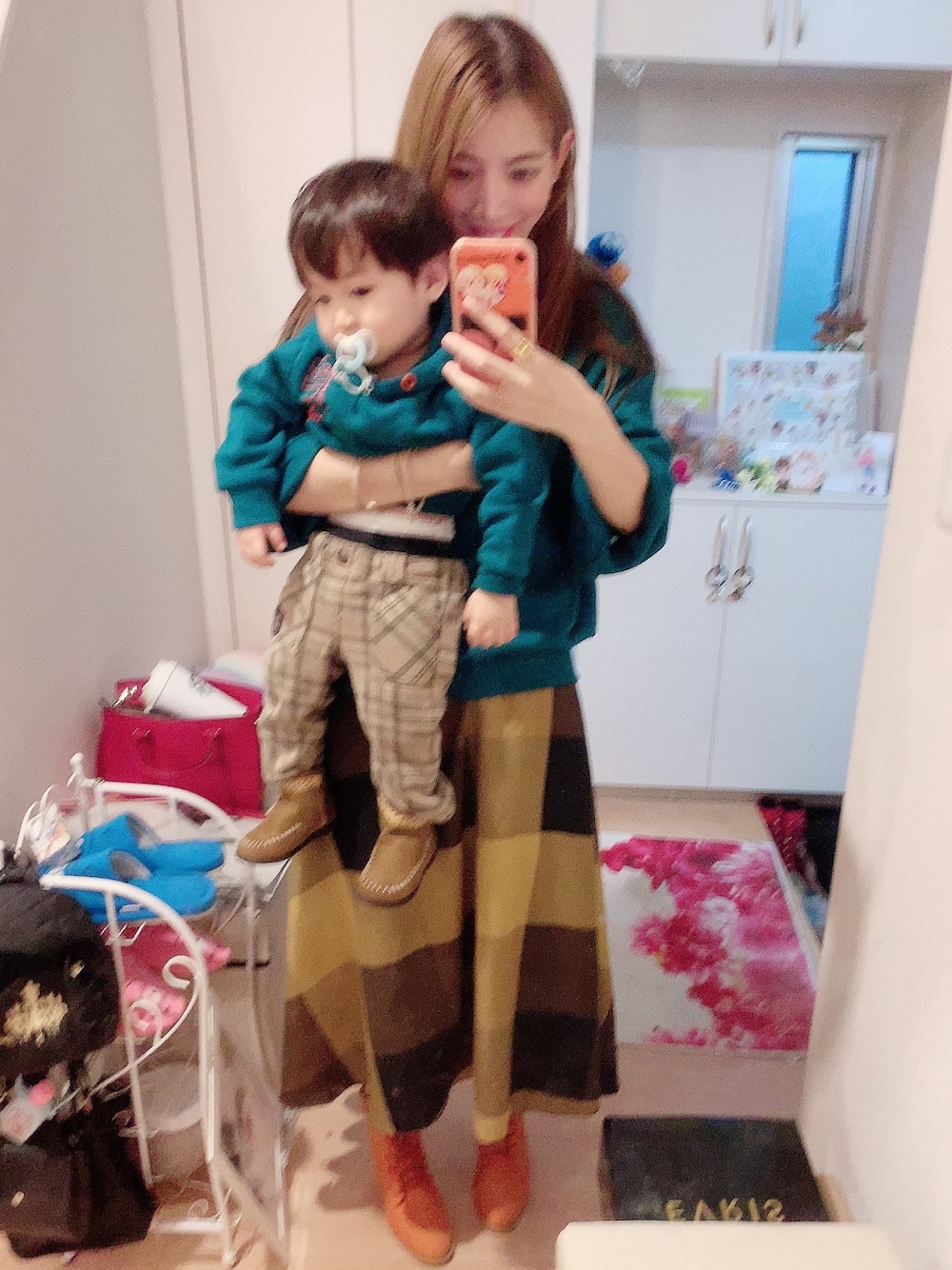 「親子コーデ、親子でおそろい、親子リンク、パーカー楽チン、秋のコーデ、キッズコーデ、ママコーデ、最近サボり気味、毎日お揃いだよ❤︎、おしゃれさんと繋がりたい」｜「RODEO CROWNS WIDE BOWLのLINED LOGO ビッグ パーカー（パーカー、グリーン系）」を使った、hirumamaさん（キッズ・90cm）の秋コーディネートの1枚目の写真