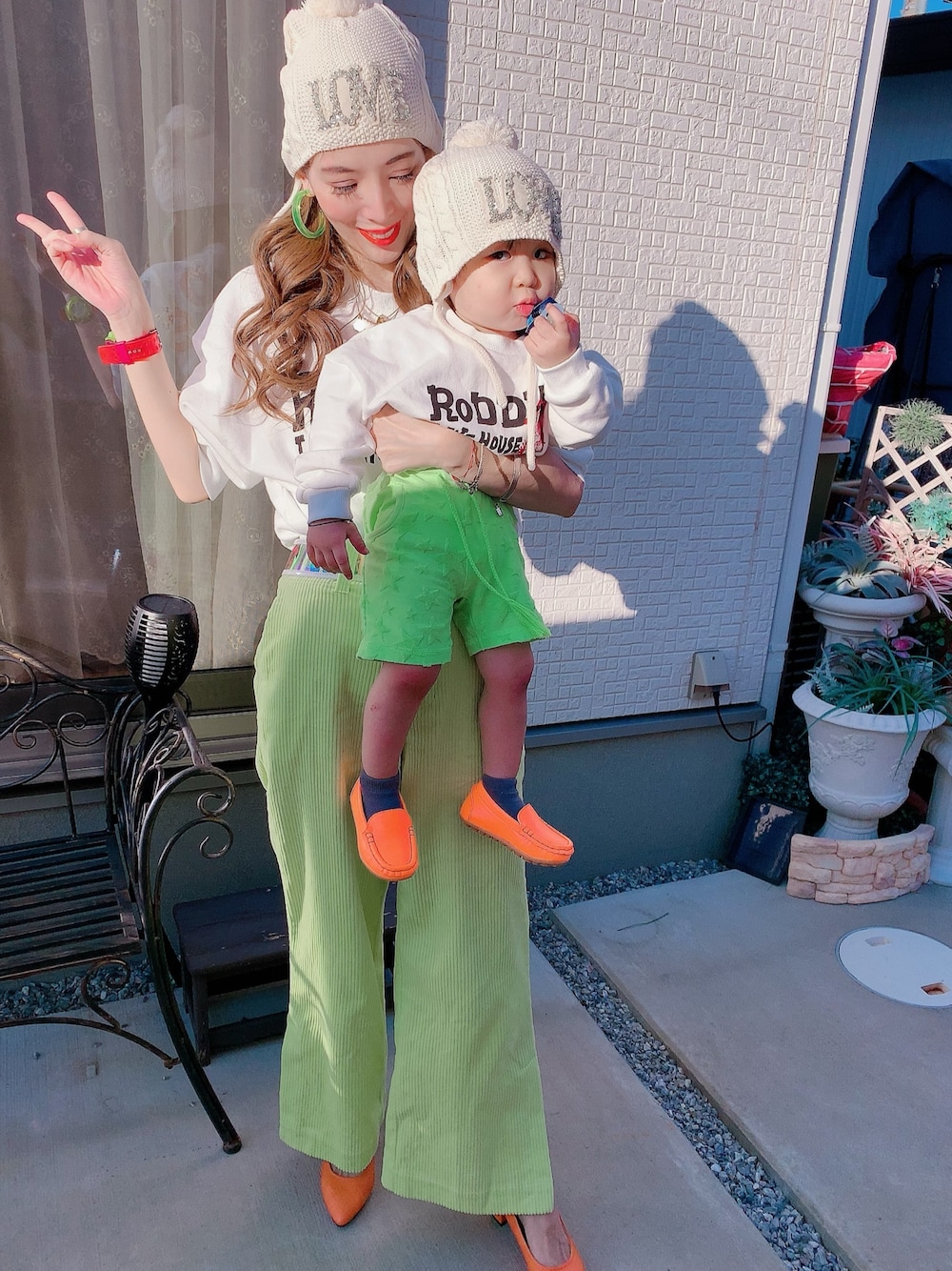 「親子コーデ、親子でおそろい、親子リンク、トレーナーとニット帽以外は色合わせ、ネオンカラーニット帽、秋のネオンカラーもいいね、キッズコーデ、ママコーデ、秋のコーデ、おしゃれさんと繋がりたい」｜「RODEO CROWNS WIDE BOWLのコーデュロイ ワイドパンツ（その他パンツ、イエロー系）」を使った、hirumamaさん（キッズ・90cm）の秋コーディネートの1枚目の写真
