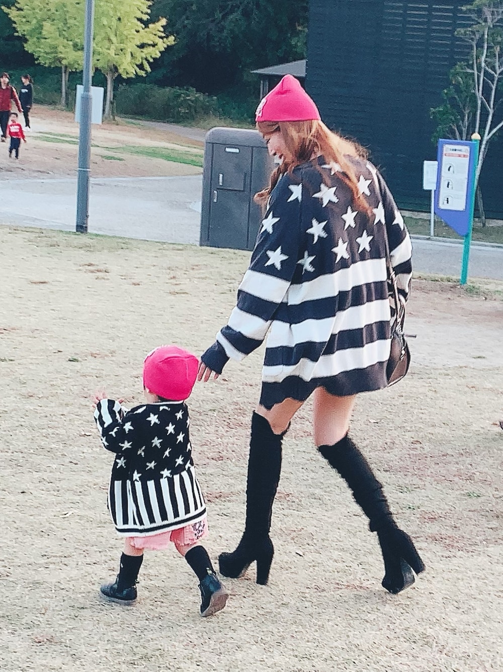 「親子コーデ、親子でおそろい、親子リンク、カーディガンコーデ、休日スタイル、公園スタイル、キッズコーデ、ママコーデ、公園は帽子が目立つ方が良い！、おしゃれさんと繋がりたい」｜「RODEO CROWNS WIDE BOWLのアイテム（カーディガン/ボレロ、ブラック系）」を使った、hirumamaさん（キッズ・90cm）の秋コーディネートの1枚目の写真