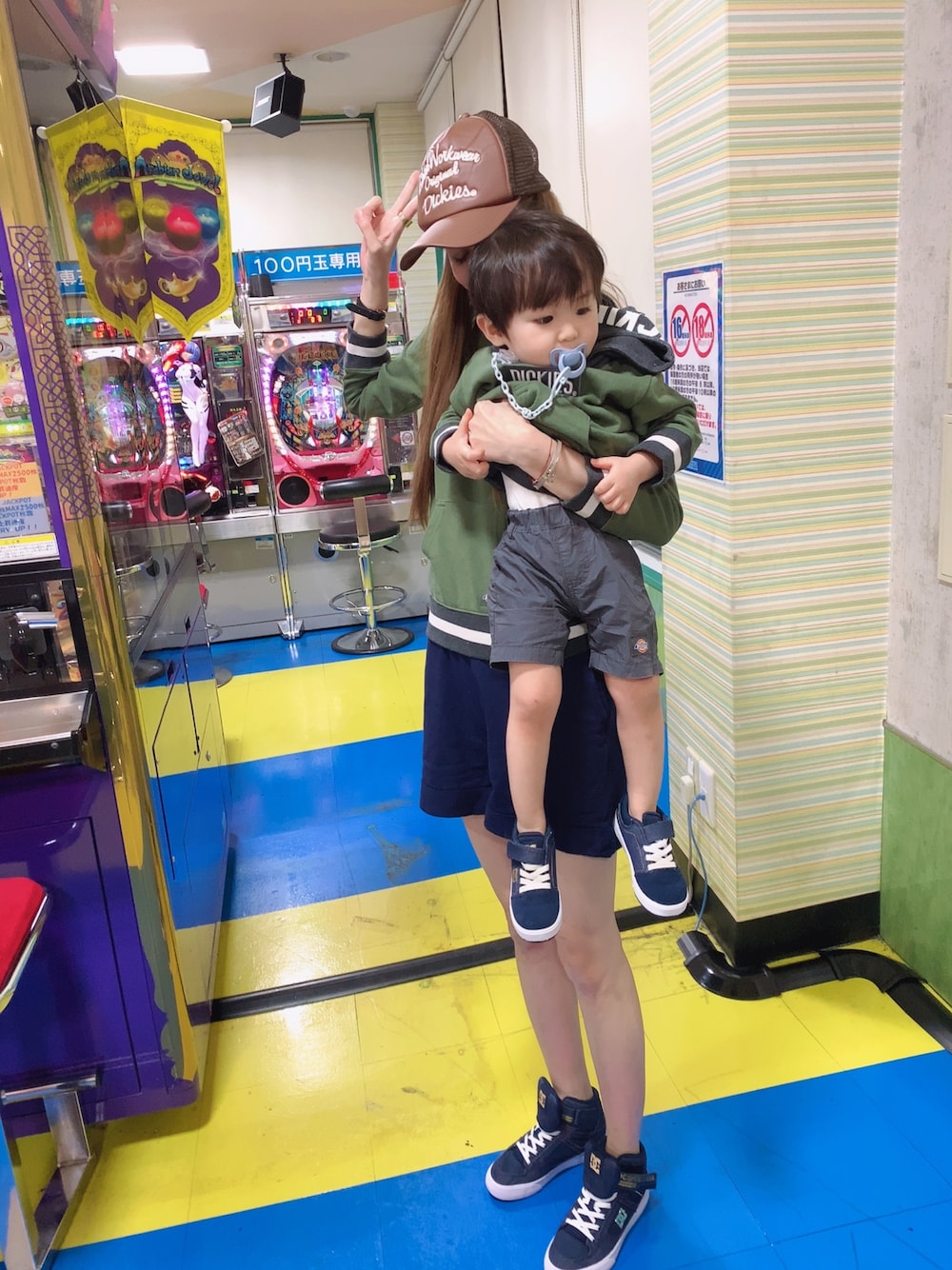 「親子コーデ、親子でおそろい、親子リンク、ディッキーズ(Dickies)、ディッキーズコーデ、DC SHOES、デニムスニーカー、キッズコーデ、ママコーデ、おしゃれさんと繋がりたい」｜「DickiesのDICKIES(ディッキーズ)コラボバイカラーパーカー（パーカー、グリーン系）」を使った、hirumamaさん（キッズ・90cm）の秋コーディネートの1枚目の写真