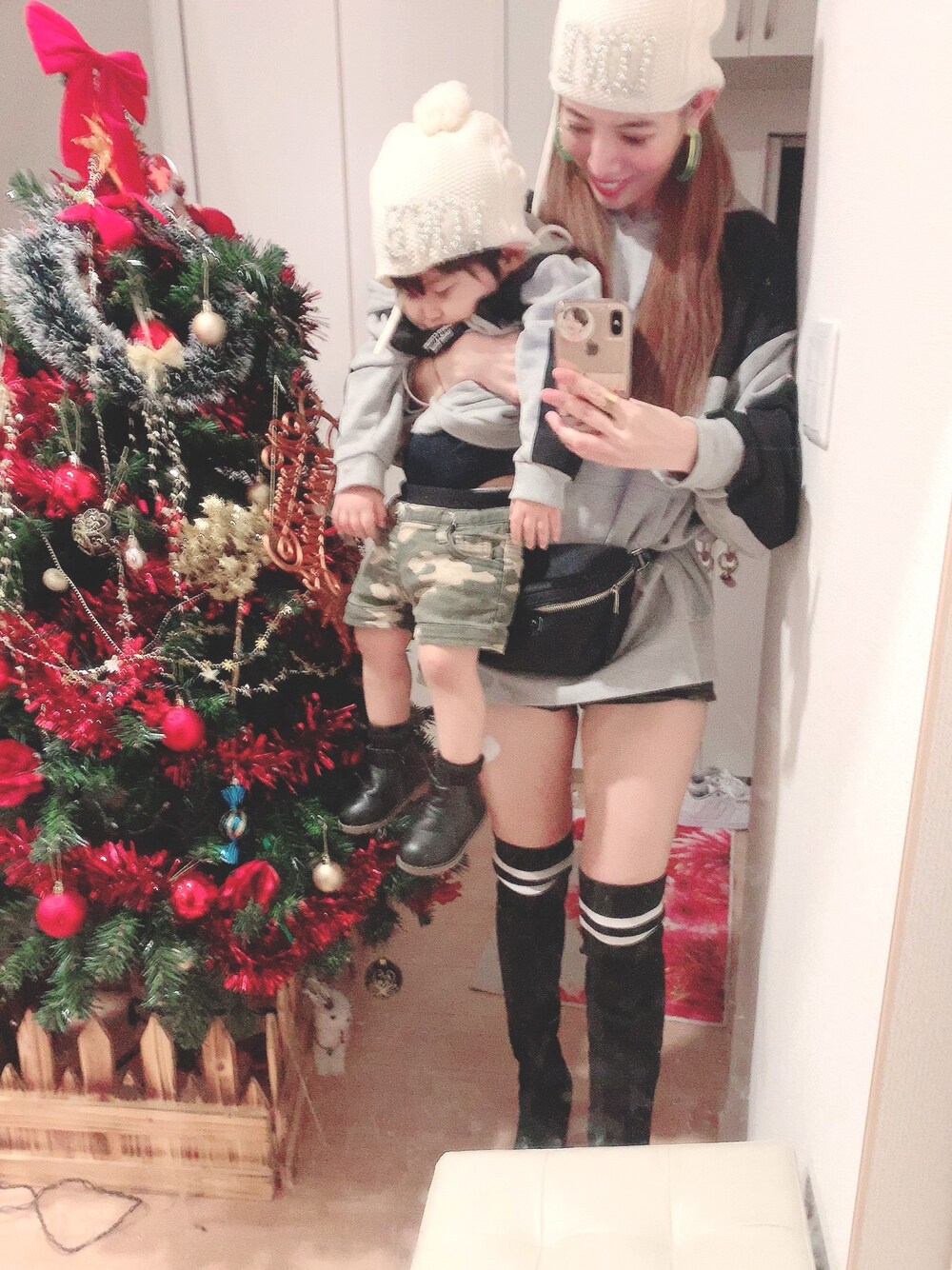 「親子コーデ、親子でおそろい、親子リンク、ロデオクラウンズ、オーバサイズであえてLサイズ❤︎、キッズコーデ、ママコーデ、おしゃれさんと繋がりたい、1歳、ママ年齢不詳！笑笑」｜「Radyのアイテム（ニットキャップ/ビーニー、ホワイト系）」を使った、hirumamaさん（キッズ・90cm）の秋コーディネートの1枚目の写真