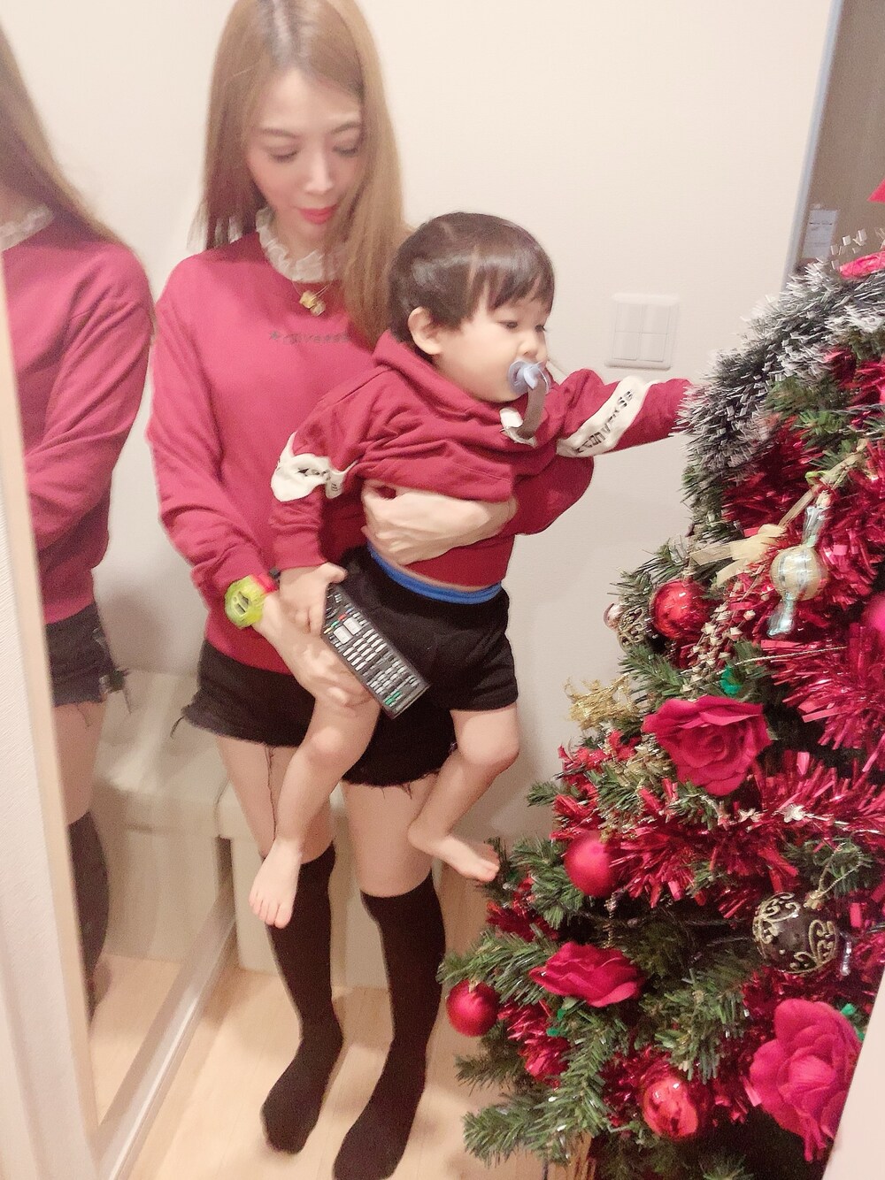 「親子コーデ、親子でおそろい、親子リンク、ブランシェス、コンバース、キッズコーデ、ママコーデ、エンジ色、可愛い♡、おしゃれさんと繋がりたい」｜「BRANSHESの【★CONVERSE】ライン切り替えプルオーバー（パーカー、レッド系）」を使った、hirumamaさん（キッズ・90cm）の冬コーディネートの1枚目の写真