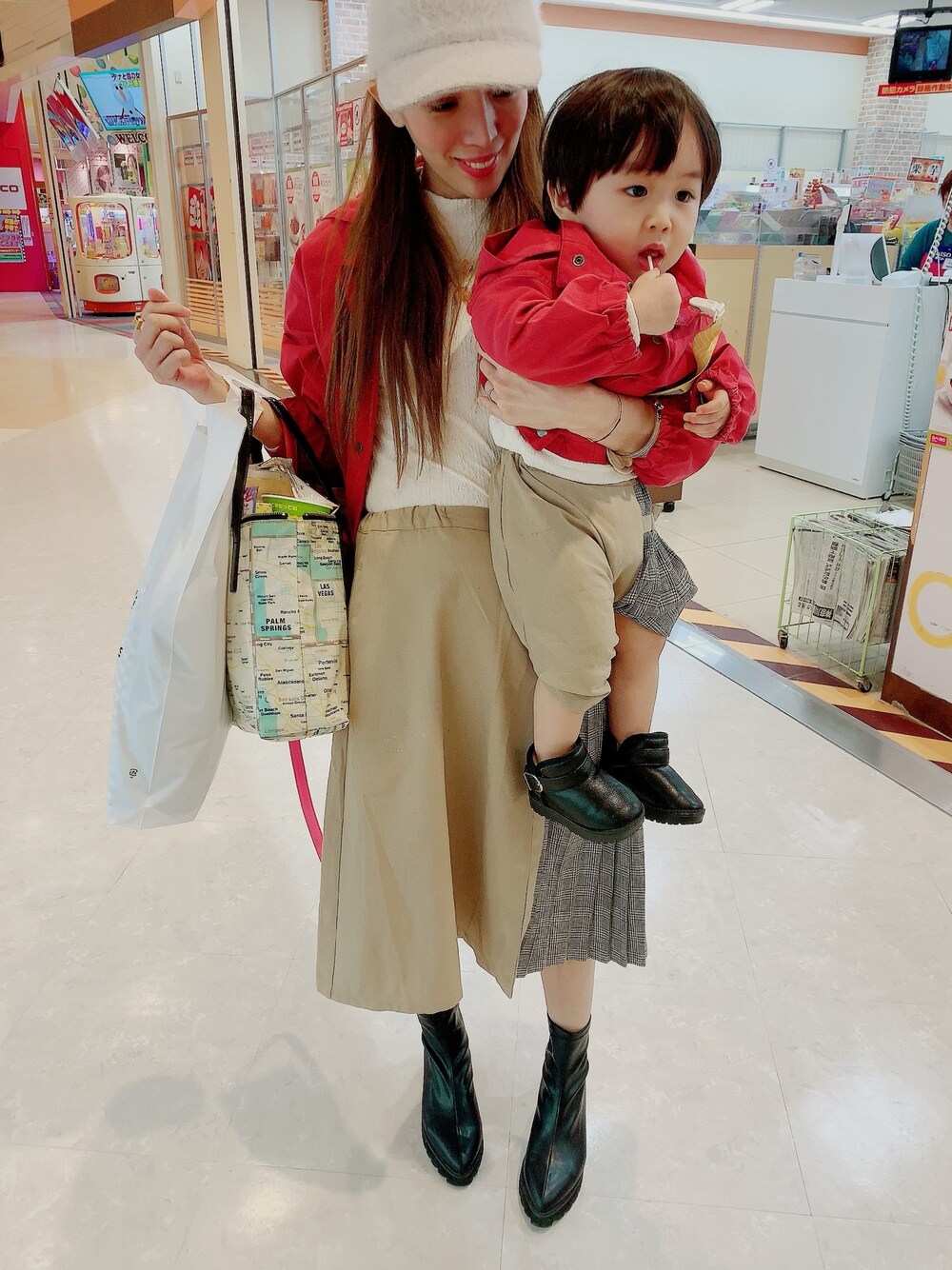 「親子コーデ、親子でおそろい、親子リンク、キッズコーデ、ママコーデ、ブランシェス、今日も沢山ブランシェスでお買い物、おしゃれさんと繋がりたい、全身ブランシェス、息子のスカートをパンツにリメイク」｜「BRANSHESのポケットフリルマウンテンパーカー（マウンテンパーカー、レッド系）」を使った、hirumamaさん（キッズ・90cm）の冬コーディネートの1枚目の写真