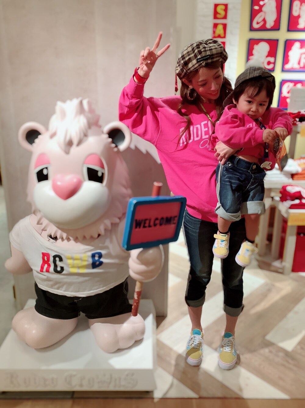 「親子コーデ、親子でおそろい、親子リンク、ロデオクラウンズワイルドボウル、ロデオクラウンズ、おしゃれさんと繋がりたい、キッズコーデ、ママコーデ、全身おそろコーデ、息子とお揃い」｜「VANSのアイテム（シューズ、イエロー系）」を使った、hirumamaさん（キッズ・90cm）の冬コーディネートの1枚目の写真