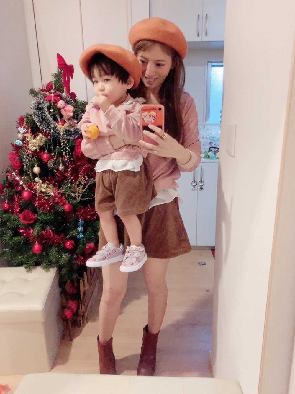 「親子コーデ、親子でおそろい、ブランシェス、ブランシェスコーデ、おしゃれさんと繋がりたい、キッズコーデ、ママコーデ、メリークリスマス、息子とお揃い、ブラウン色に染まれ」｜「BRANSHESのウールベレー帽（ハンチング/ベレー帽、オレンジ系）」を使った、hirumamaさん（キッズ・90cm）の冬コーディネートの1枚目の写真