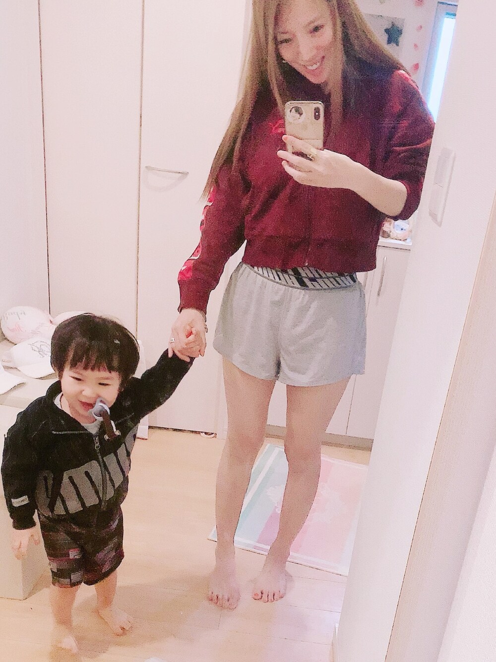 「おうちファッション、親子コーデ、親子リンク、親子でおそろい、PUMA、プーマ、お家でもお洒落したい、キッズコーデ、ママコーデ、自粛コーデ」｜「PUMAの【PUMA】ラインジャージトップス（ジャージ、レッド系）」を使った、hirumamaさん（キッズ・90cm）の春コーディネートの1枚目の写真