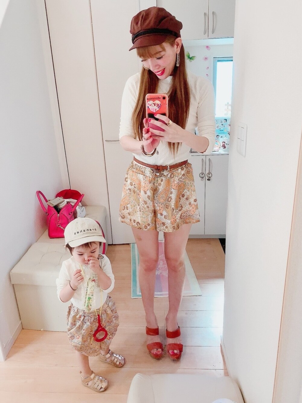 「親子コーデ、親子でおそろい、親子リンク、キッズコーデ、ママコーデ、ペイズリー柄、ブランシェス、季節の変わり目、おしゃれさんと繋がりたい、春夏コーデ」｜「BRANSHESのケーブル柄ハイネックTシャツ（Tシャツ/カットソー、ホワイト系）」を使った、hirumamaさん（キッズ・90cm）の春コーディネートの1枚目の写真