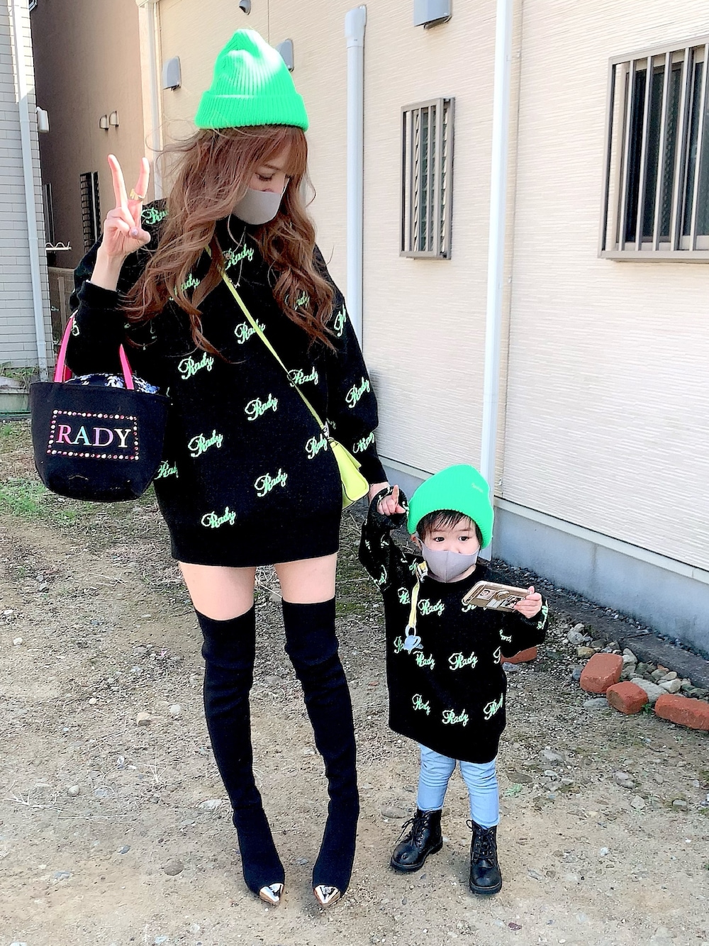 「親子コーデ、親子でおそろい、Rady、rady親子コーデ、キッズコーデ、ママコーデ、ブランシェス、ロデオクラウンズワイルドボウル、秋もネオンカラー、おしゃれさんと繋がりたい」｜「RODEO CROWNS WIDE BOWLのNEON CAP（ニットキャップ/ビーニー、グリーン系）」を使った、hirumamaさん（キッズ・90cm）の秋コーディネートの1枚目の写真