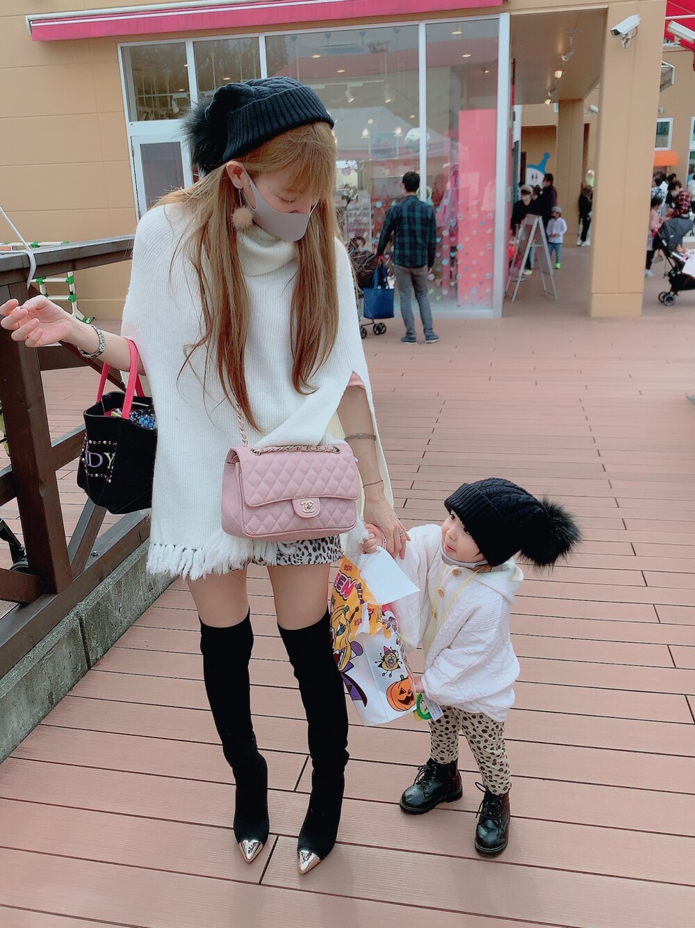 「親子コーデ、親子でおそろい、親子リンク、キッズコーデ、ママコーデ、Rady、ミキハウス、ポンチョ、ブランシェス、rady親子コーデ」｜「Radyのアイテム（ニットキャップ/ビーニー、ブラック系）」を使った、hirumamaさん（キッズ・90cm）の秋コーディネートの1枚目の写真