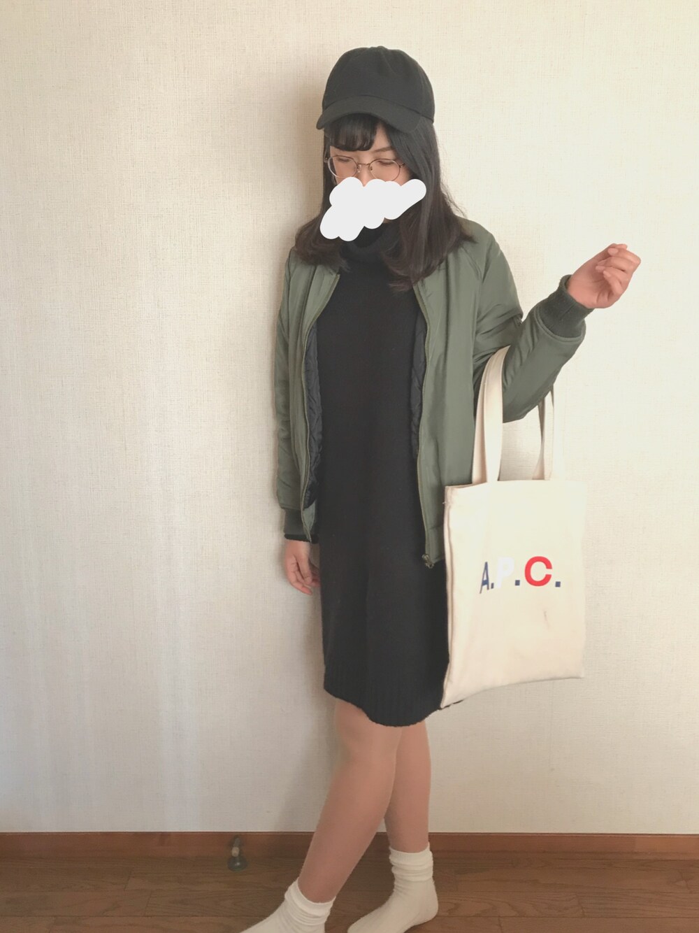 「MA1、カジュアルコーデ、黒キャップ、A.P.C.、黒ニットワンピ、ミリタリー、眼鏡」｜「AMERICAN HOLICの・タートルネックニットワンピース（ワンピース、ブラック系）」を使った、Chiharuさん（レディース・169cm）の冬コーディネートの1枚目の写真