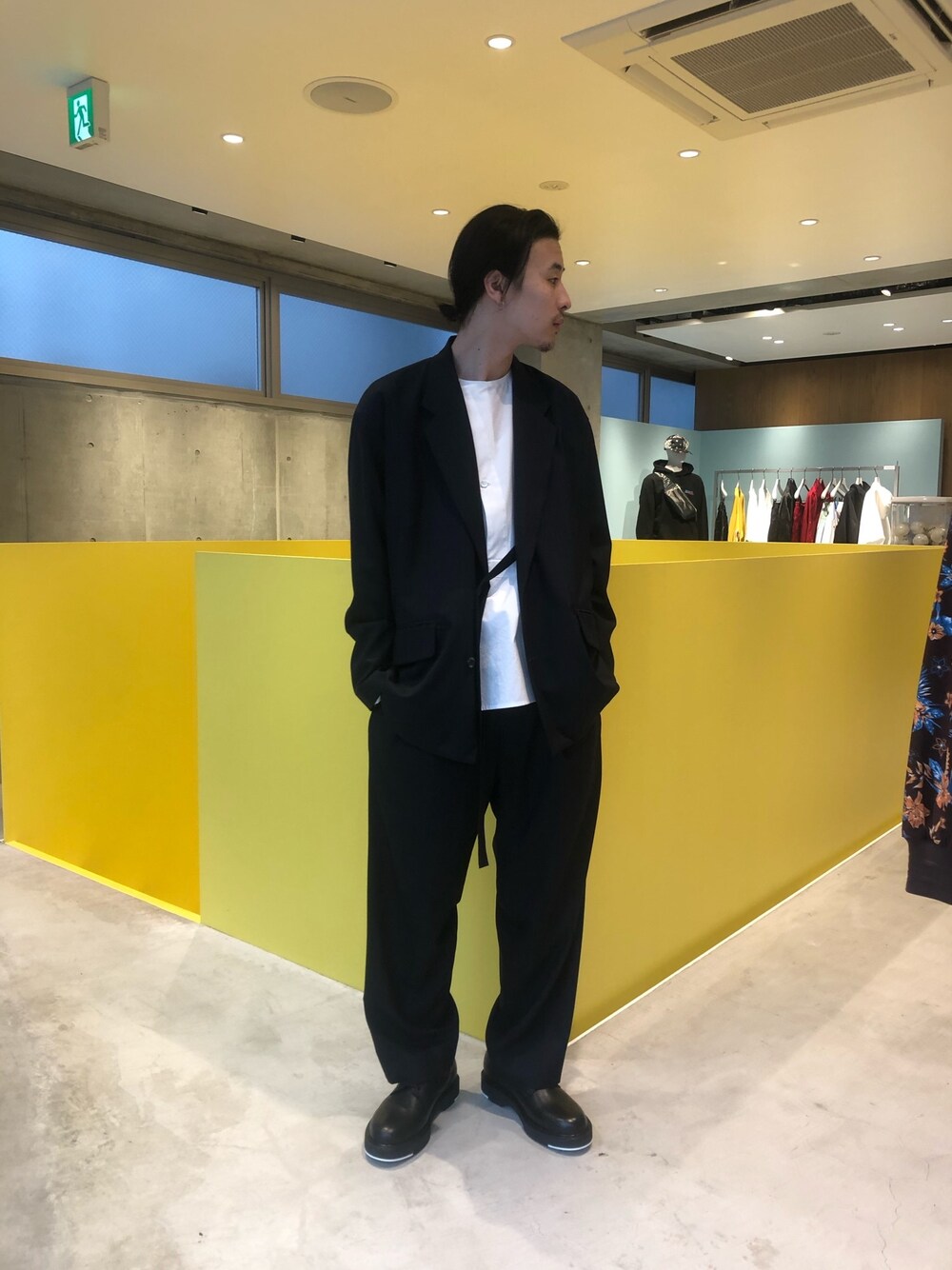 「ジャケット、セットアップ、モノトーン、パーティースタイル、ユニセックス、LOVELESS、通勤コーデ、セミフォーマル、Ujoh」｜「UJOHのアイテム（テーラードジャケット、ブラック系）」を使った、Satoさん（メンズ・176cm）の春コーディネートの1枚目の写真