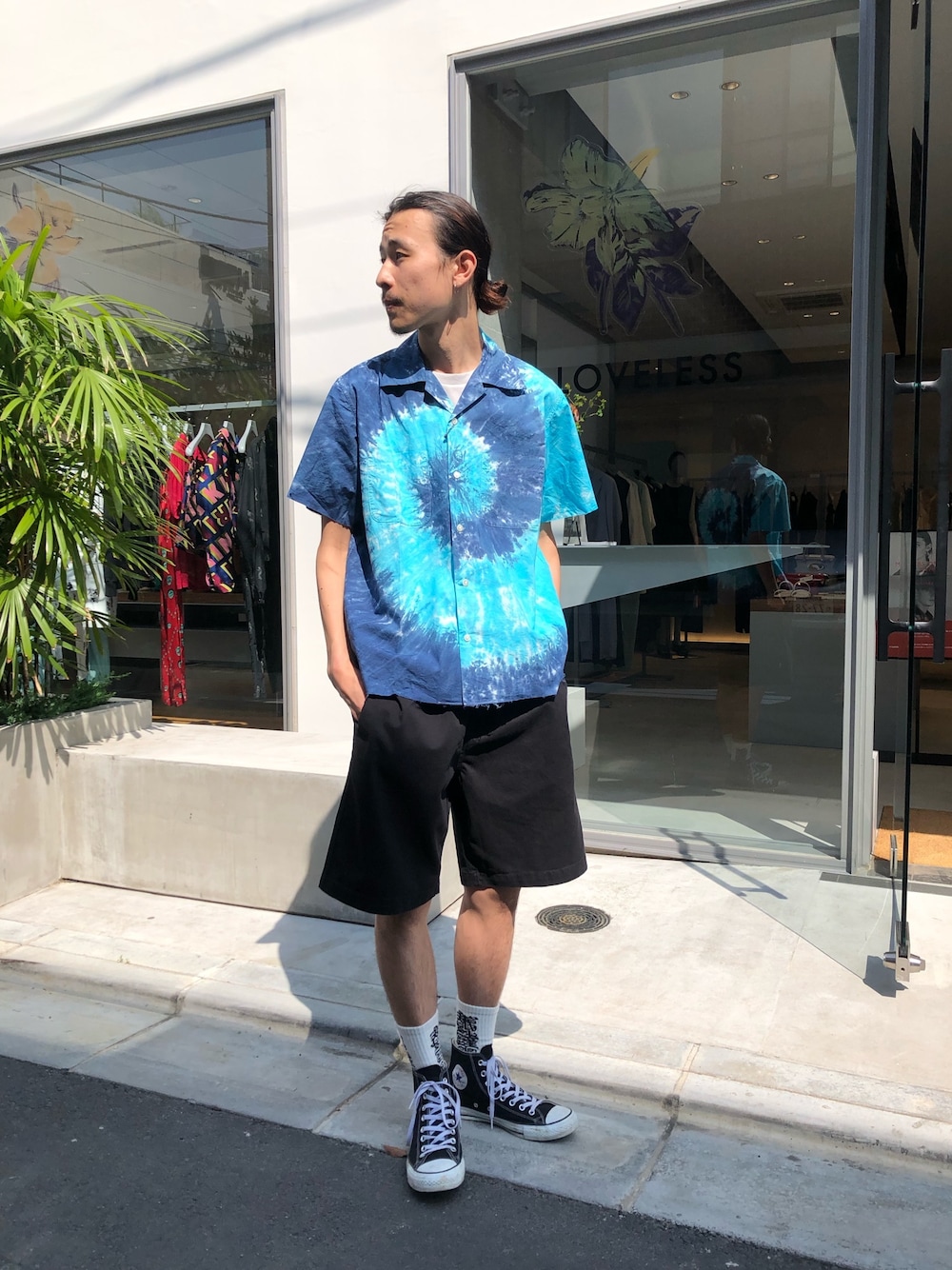 「スニーカー、コンバース、カジュアル、stussy、converse、タイダイ柄、LOVELESS、夏コーデ、Noma t.d」｜「NOMA t.d.の【NOMA t.d./ノーマティーディー】Tie Dye Open Collar Shirt（シャツ/ブラウス、ブルー系）」を使った、Satoさん（メンズ・176cm）の夏コーディネートの1枚目の写真
