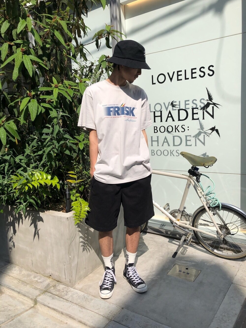 「ビッグシルエット、シンプル、Tシャツ、モノトーン、ハーフパンツ、LOVELESS、夏コーデ、バケットハット、夏だ！Tシャツ着よう！」｜「STUSSYのStock Bucket Hat（ハット、ブラック系）」を使った、Satoさん（メンズ・176cm）の夏コーディネートの1枚目の写真