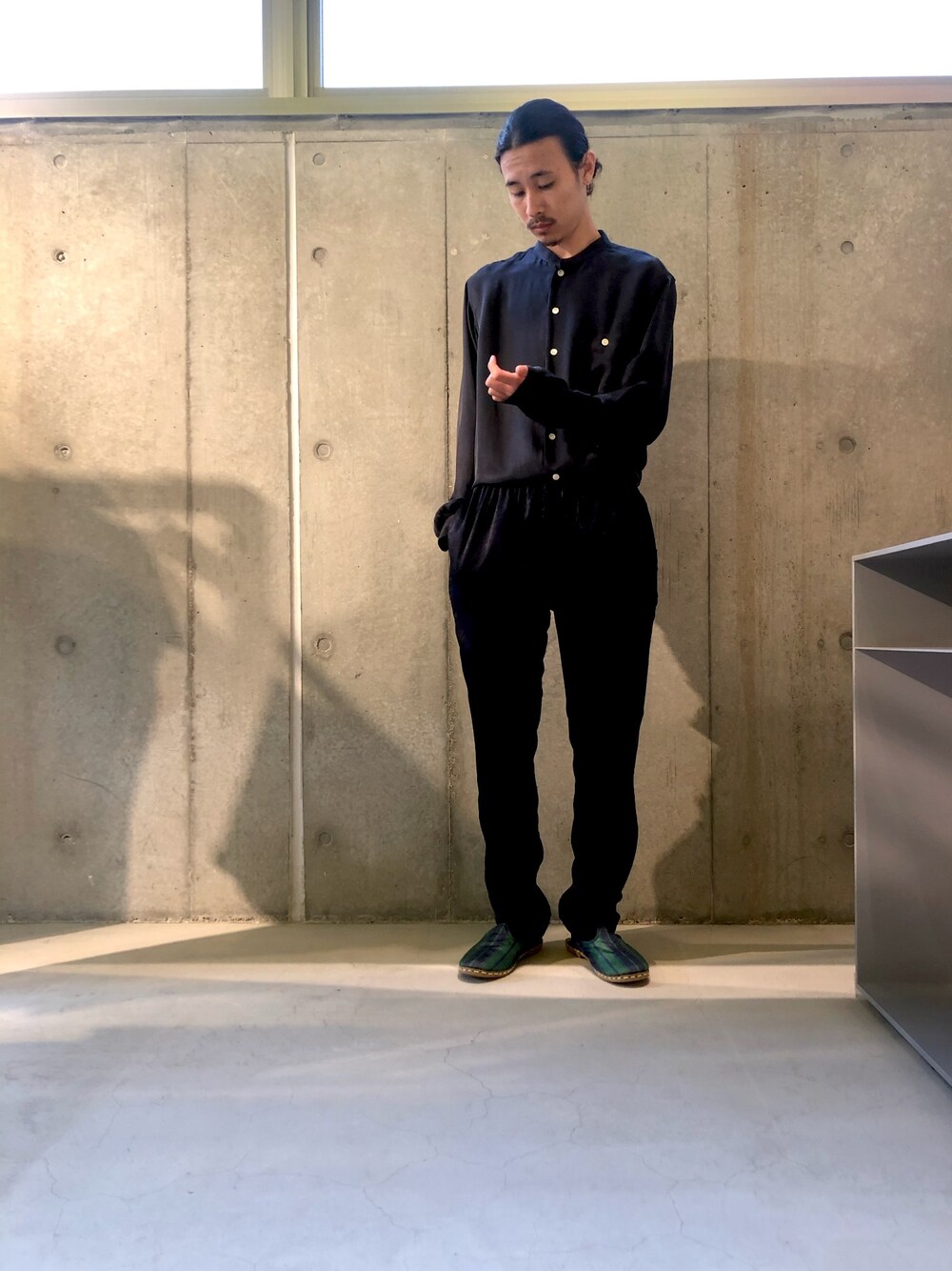 「カジュアル、ブラック、大人カジュアル、ootd、シンプルコーデ、シャツスタイル、雨の日コーデ、今日のコーデ、スタッフセンバツ、シャツ好き集まれ」｜「the conspiresのアイテム（シャツ/ブラウス、ブラック系）」を使った、Satoさん（メンズ・176cm）の夏コーディネートの1枚目の写真