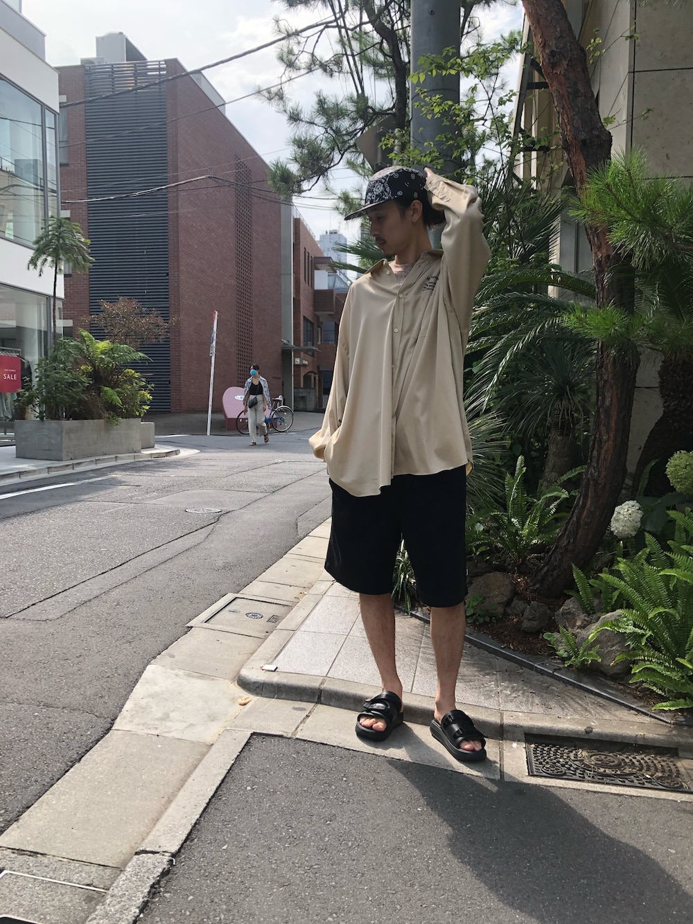 「ショートパンツ、オーバーサイズ、大人カジュアル、シャツスタイル、シャツコーデ、カジュアルコーデ、スタッフセンバツ、シャツ好き集まれ」｜「doubletの【doublet】MEN MARIONETTE SHIRT 20SS14SH70（シャツ/ブラウス、ベージュ系）」を使った、Satoさん（メンズ・176cm）の夏コーディネートの1枚目の写真