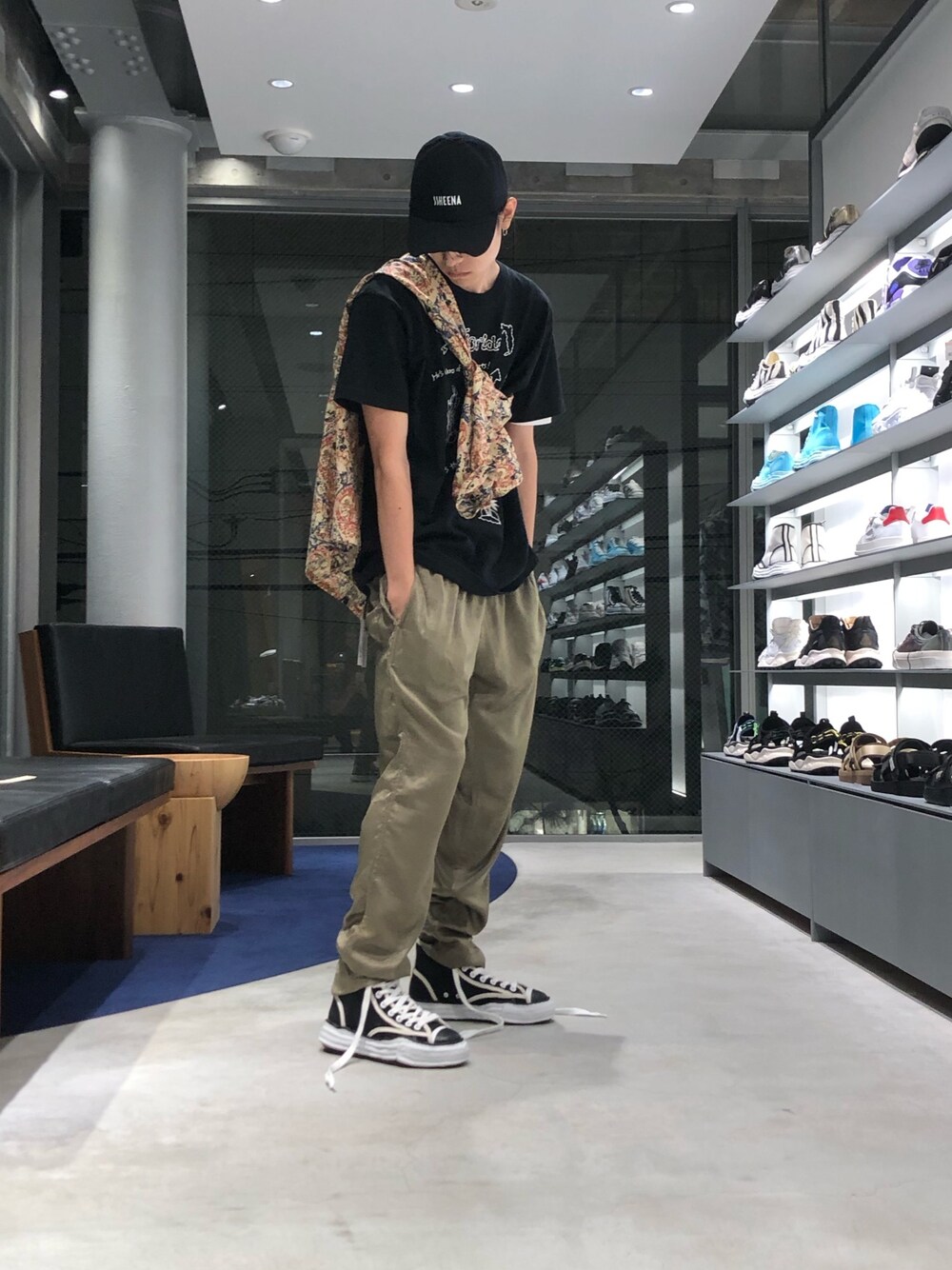 「ブラック、夏、キャップ、ストリート、MIHARAYASUHIRO、ラフ、LOVELESS、south2west8、夏だ！Tシャツ着よう！、the conspires」｜「south for F 17-6の【south for F 17-6】MEN Tシャツ EMBROIDERY F18SS-04（Tシャツ/カットソー、ブラック系）」を使った、Satoさん（メンズ・176cm）の夏コーディネートの1枚目の写真