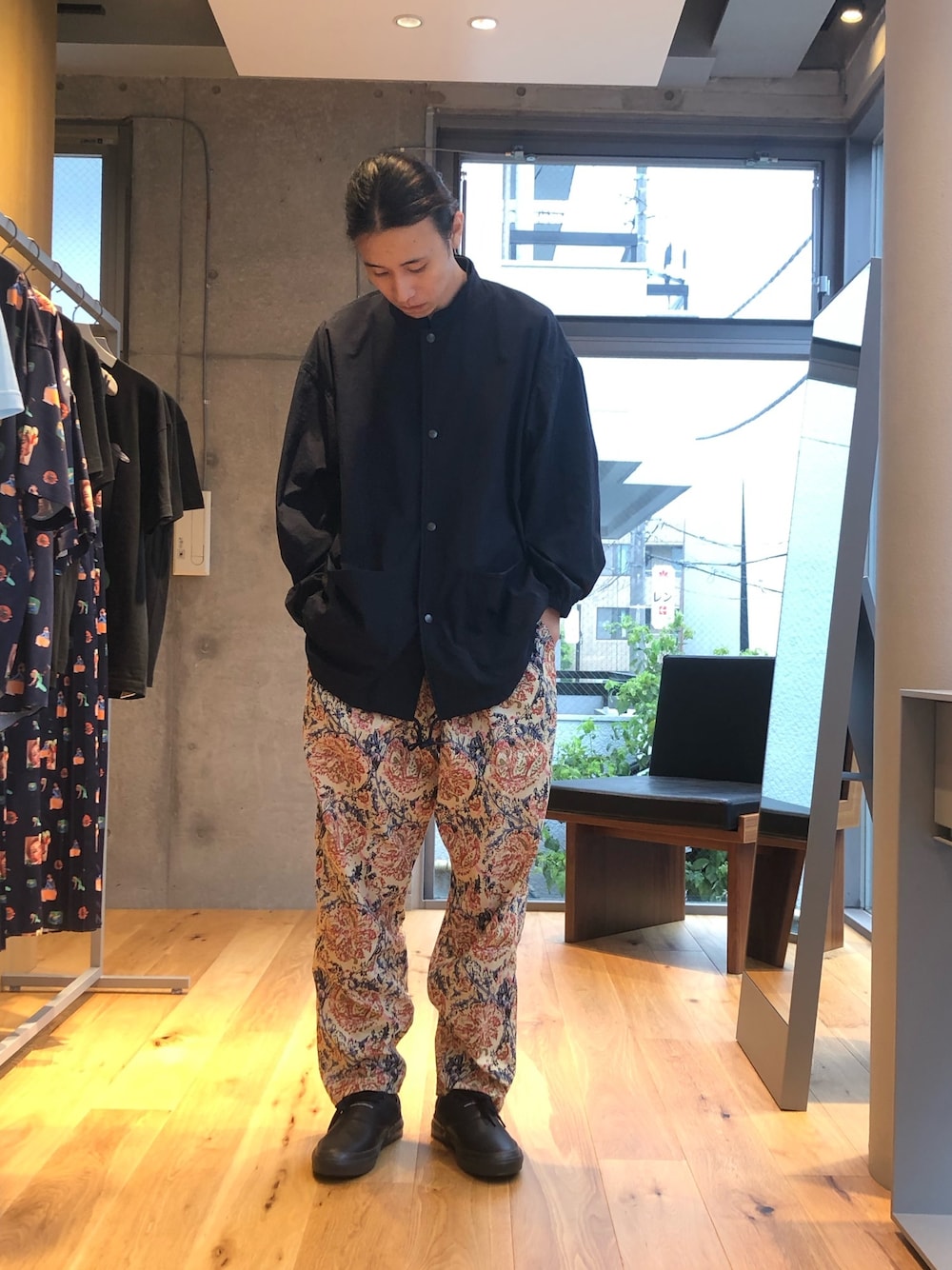 「ビッグシルエット、柄パンツ、休日スタイル、大人コーデ、夏コーデ」｜「the conspiresのアイテム（その他アウター、ブラック系）」を使った、Satoさん（メンズ・176cm）の夏コーディネートの1枚目の写真