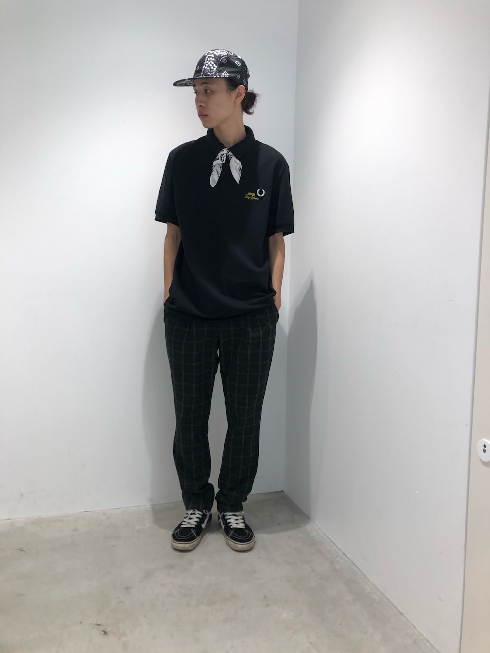「モノトーン、バンダナ、キレイめ、ラフ、ポロシャツ、今日のコーデ」｜「FRED PERRY×RAF SIMONSの【FRED PERRY×RAF SIMONS】MEN SLIM FIT POLO SHIRT SM8121（ポロシャツ、ブラック系）」を使った、Satoさん（メンズ・176cm）の夏コーディネートの1枚目の写真