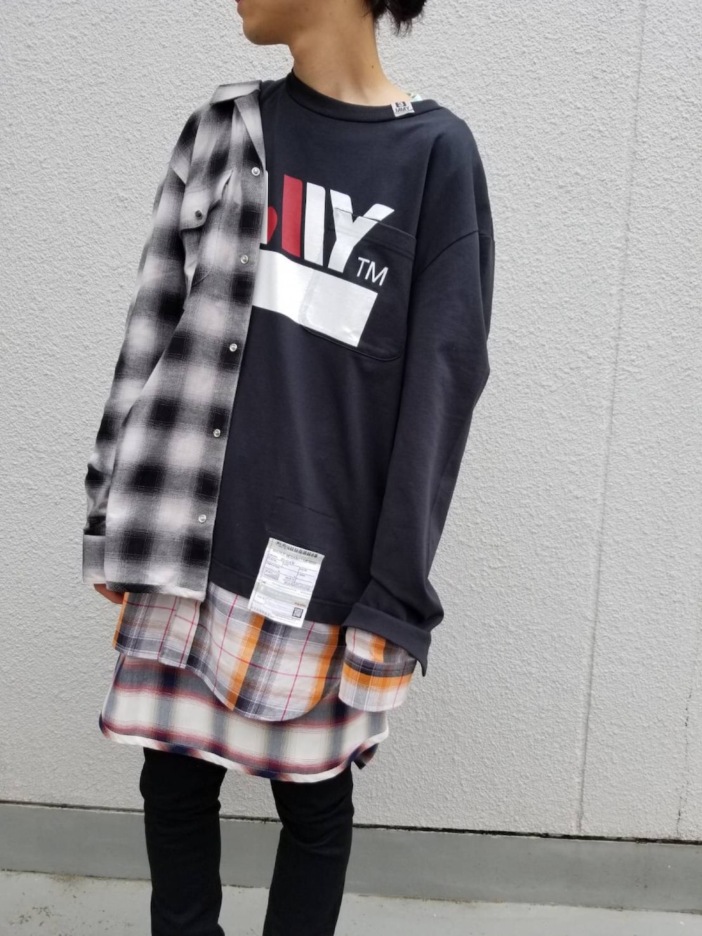 「ビッグシルエット、レイヤードスタイル、黒スキニー、ストリートコーデ」｜「Maison MIHARA YASUHIROのアイテム（スウェット、ブラック系）」を使った、Satoさん（メンズ・176cm）の夏コーディネートの1枚目の写真