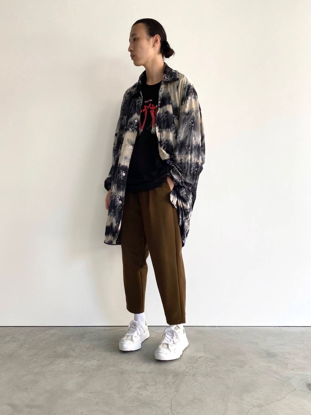 「タイダイ柄、秋冬、秋コーデ」｜「doubletの【doublet】MEN Tシャツ THANK YOU FRINGE EMBROIDERY T-SHIRT 20AW36CS166（Tシャツ/カットソー、ブラック系）」を使った、Satoさん（メンズ・176cm）の夏コーディネートの1枚目の写真