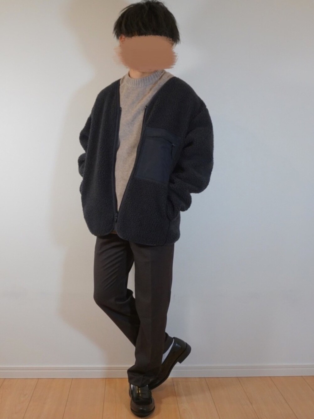 ブルー系のその他アウター、ベージュ系のニット/セーター、ブラウン系のパンツを着用したメンズの冬コーディネートの1枚目の写真