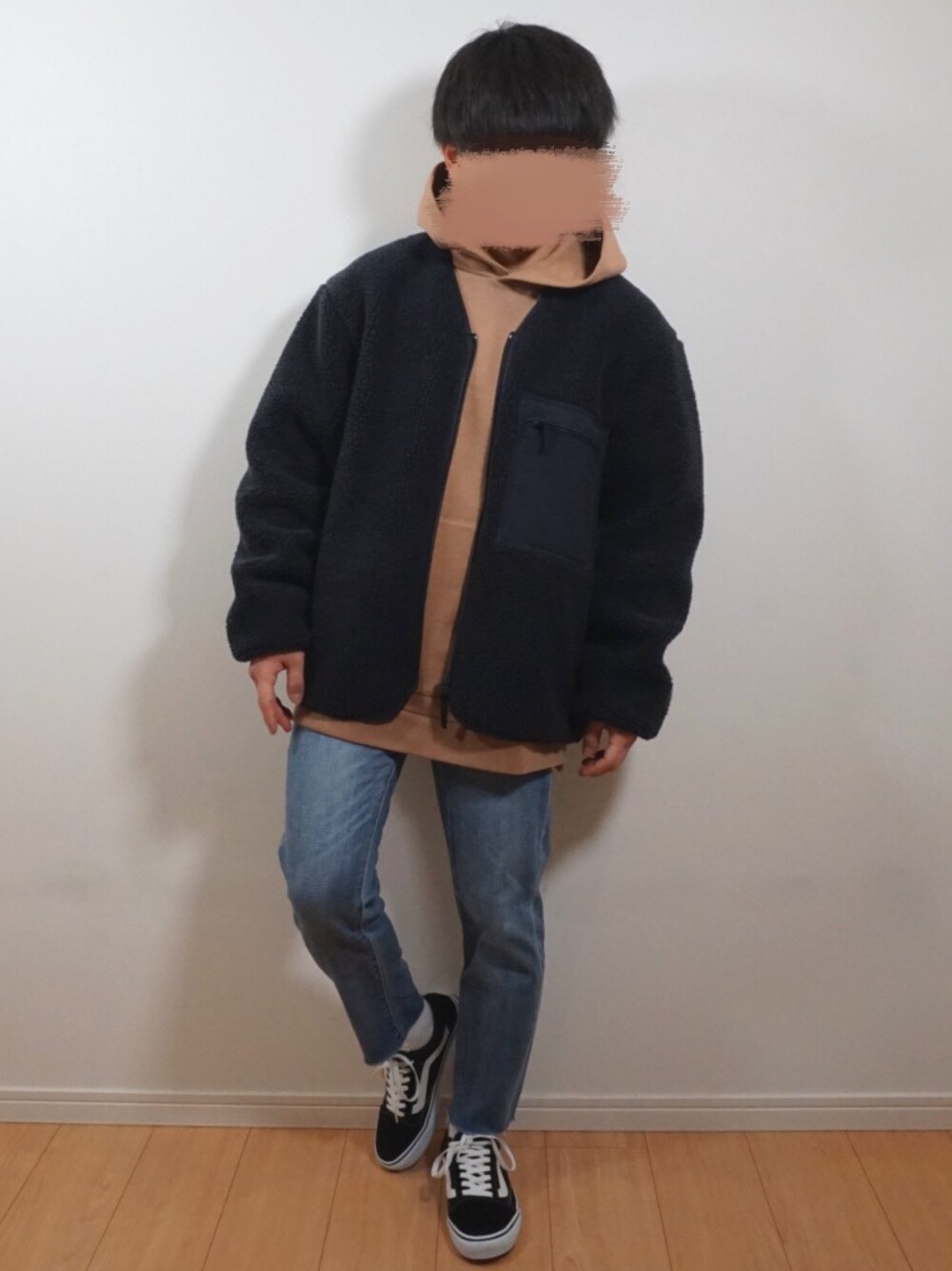 ピンク系のパーカー、ブルー系のその他アウター、ブラック系のスニーカーを着用したメンズの冬コーディネートの1枚目の写真