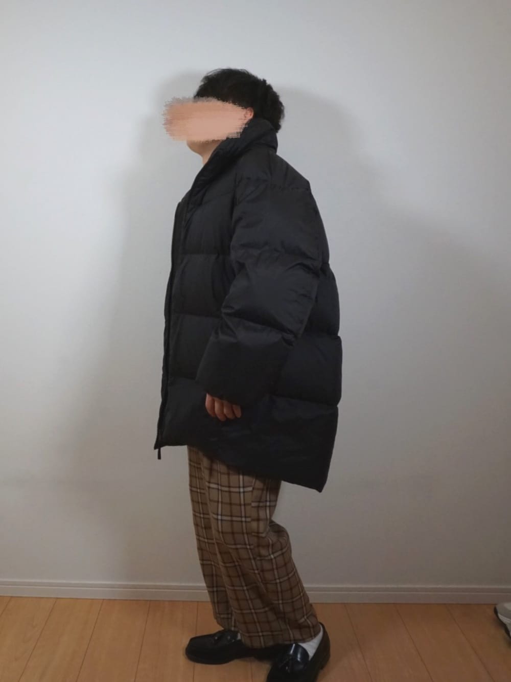 ベージュ系のその他パンツ、ブラック系のローファー、ホワイト系のシャツ/ブラウスを着用したメンズの冬コーディネートの1枚目の写真