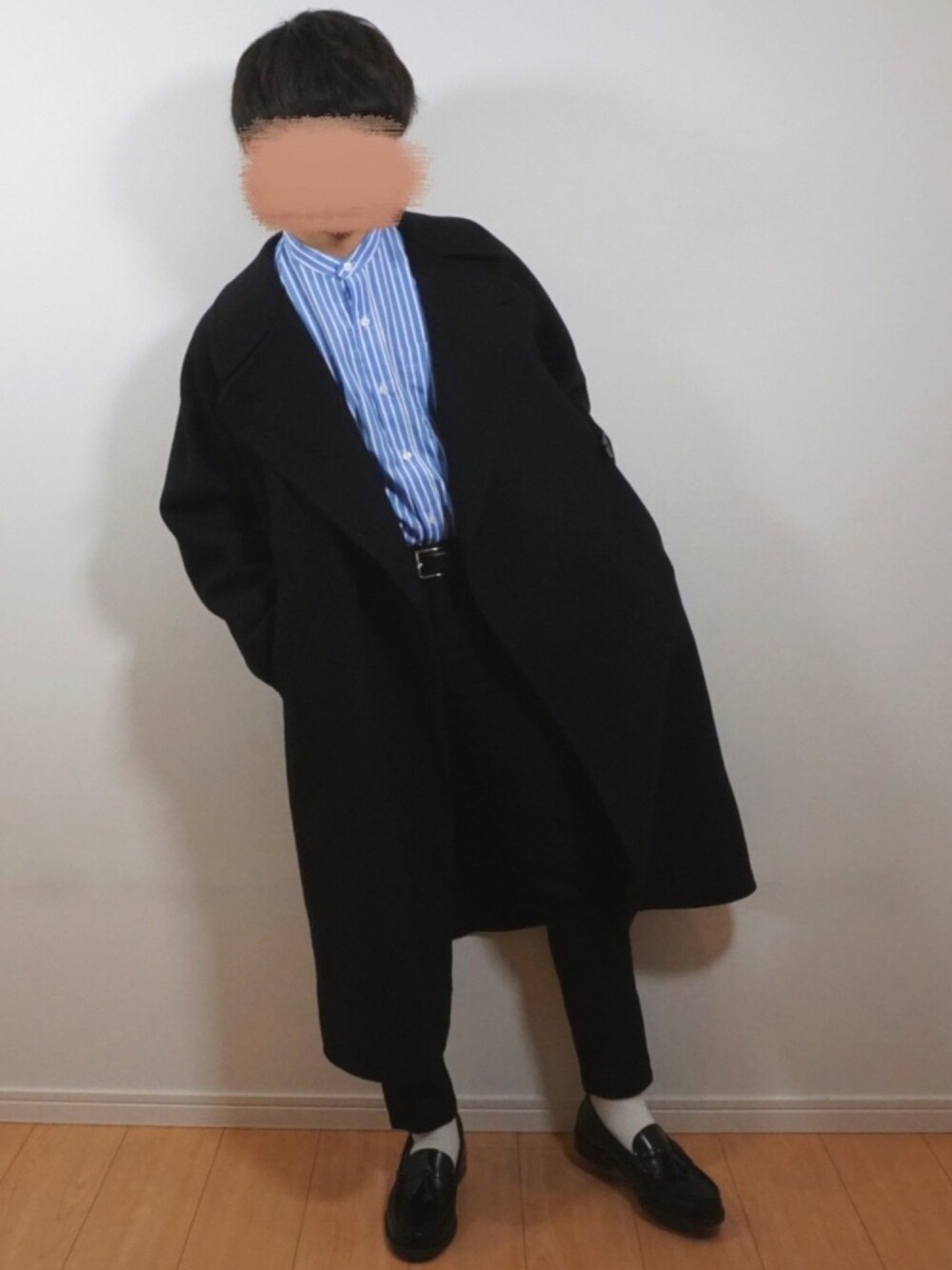 ブラック系のその他アウター、ブルー系のシャツ/ブラウス、ブラック系のローファーを着用したメンズの冬コーディネートの1枚目の写真