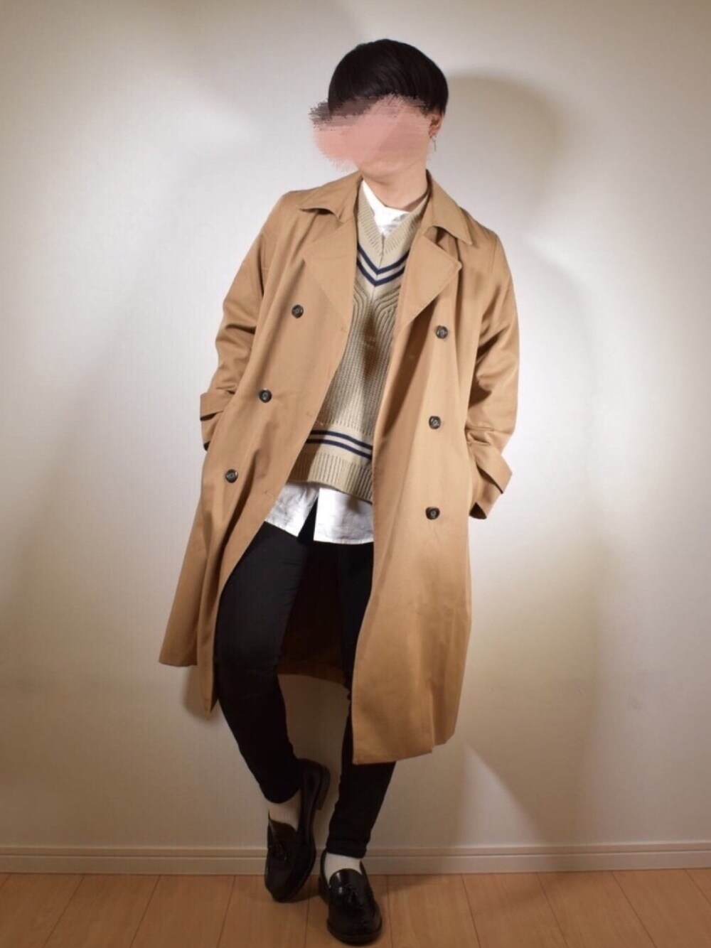 ベージュ系のニット/セーター、ブラウン系のトレンチコート、ホワイト系のシャツ/ブラウスを着用したメンズの春コーディネートの1枚目の写真