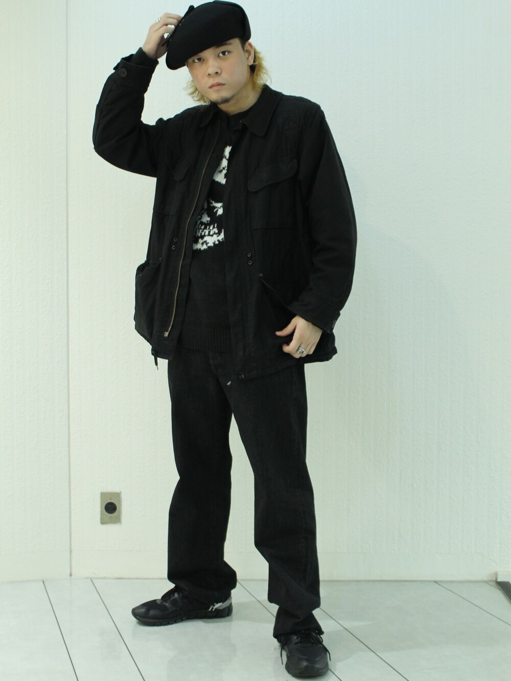 「override 、H&M、TAKEO KIKUCHI、ベレー帽、ミリタリージャケット、ミリタリー、ブラックコーデ、モノトーン、ダッドスニーカー、デニム」｜「OVERRIDEの【OVERRIDE】EARFLAP BERET BOILED WOOL（ハンチング/ベレー帽、ブラック系）」を使った、あおいさん（メンズ・175cm）の秋コーディネートの1枚目の写真
