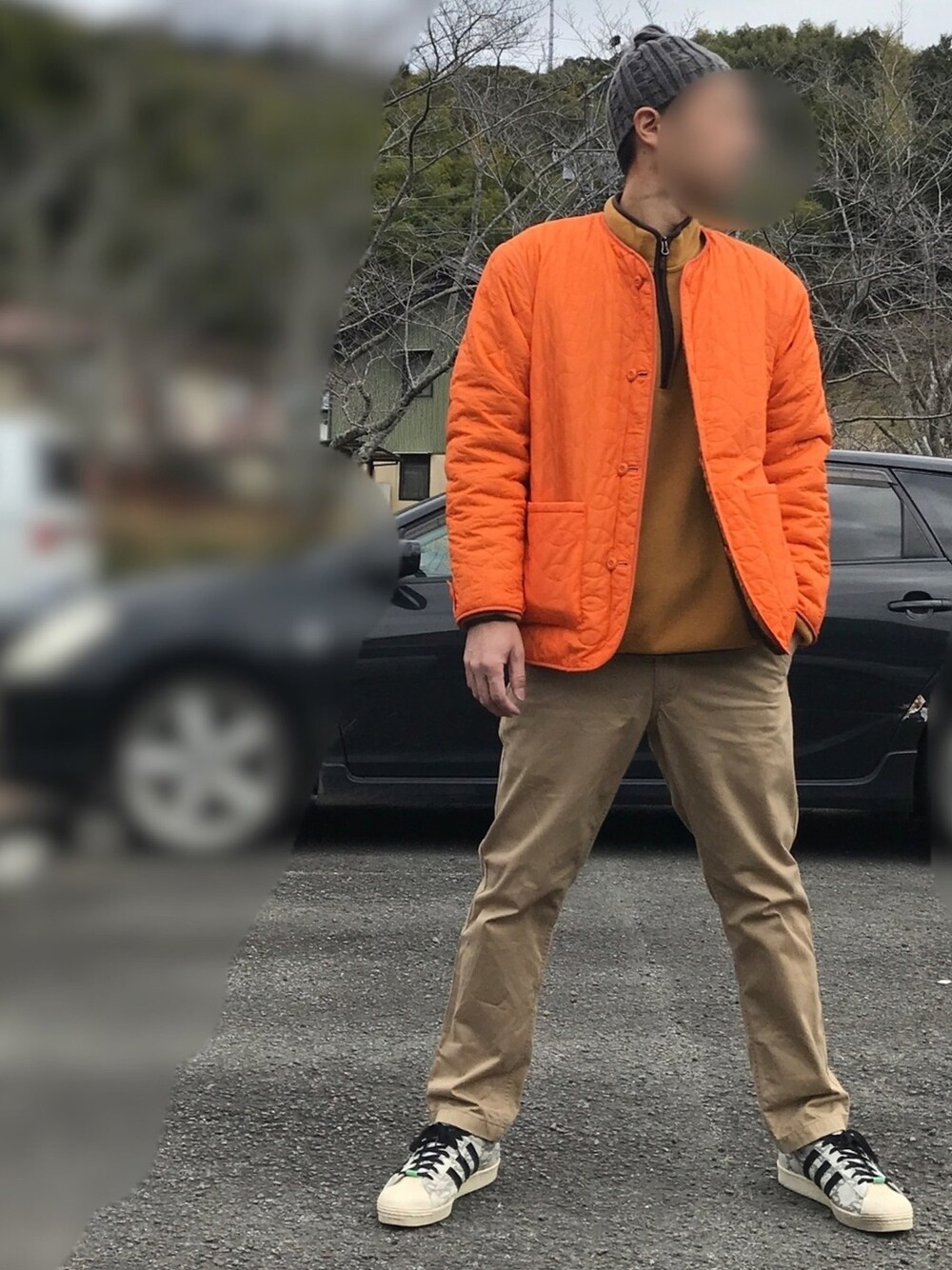 「オレンジ、リバーシブル、チノパン、UNIQLO、スニーカー、スーパースター80's、大人カジュアル」｜「BEAMS PLUSのBEAMS PLUS / Ｍ-65 ライナー（ミリタリージャケット、グリーン系）」を使った、gozou12345さん（メンズ・175cm）の冬コーディネートの1枚目の写真