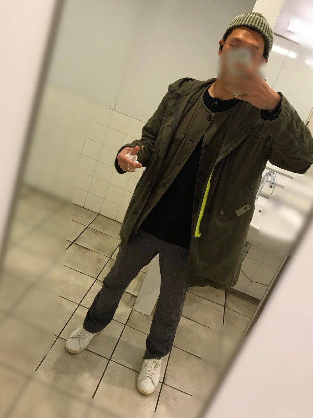 「大人カジュアル、カーキ、モッズコート、ビーニー、スニーカー、スタンスミス、スウェット、ノーカラーシャツ」｜「adidas Originalsのオリジナルス スタンスミス [STAN SMITH]（スニーカー、ホワイト系）」を使った、gozou12345さん（メンズ・175cm）の春コーディネートの1枚目の写真