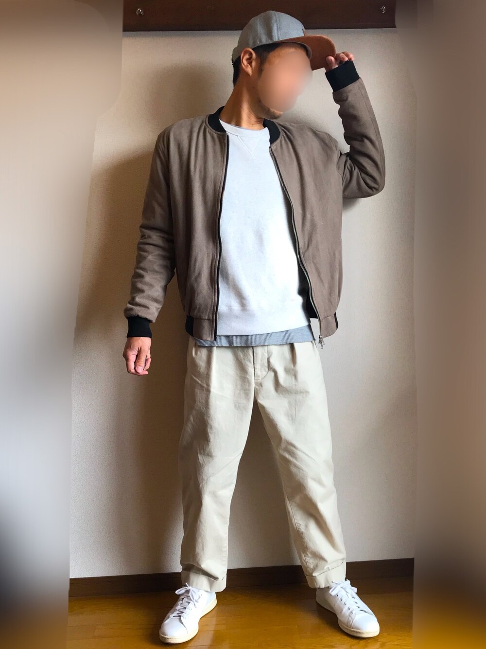 「ZARA、ビームス、ワイドパンツ、ホワイトパンツ、はるコーデ、シンプル、スタンスミス」｜「BEAMS PLUSの【Begin掲載】BEAMS PLUS / 2プリーツ チノ（チノパンツ、ホワイト系）」を使った、gozou12345さん（メンズ・175cm）の春コーディネートの1枚目の写真