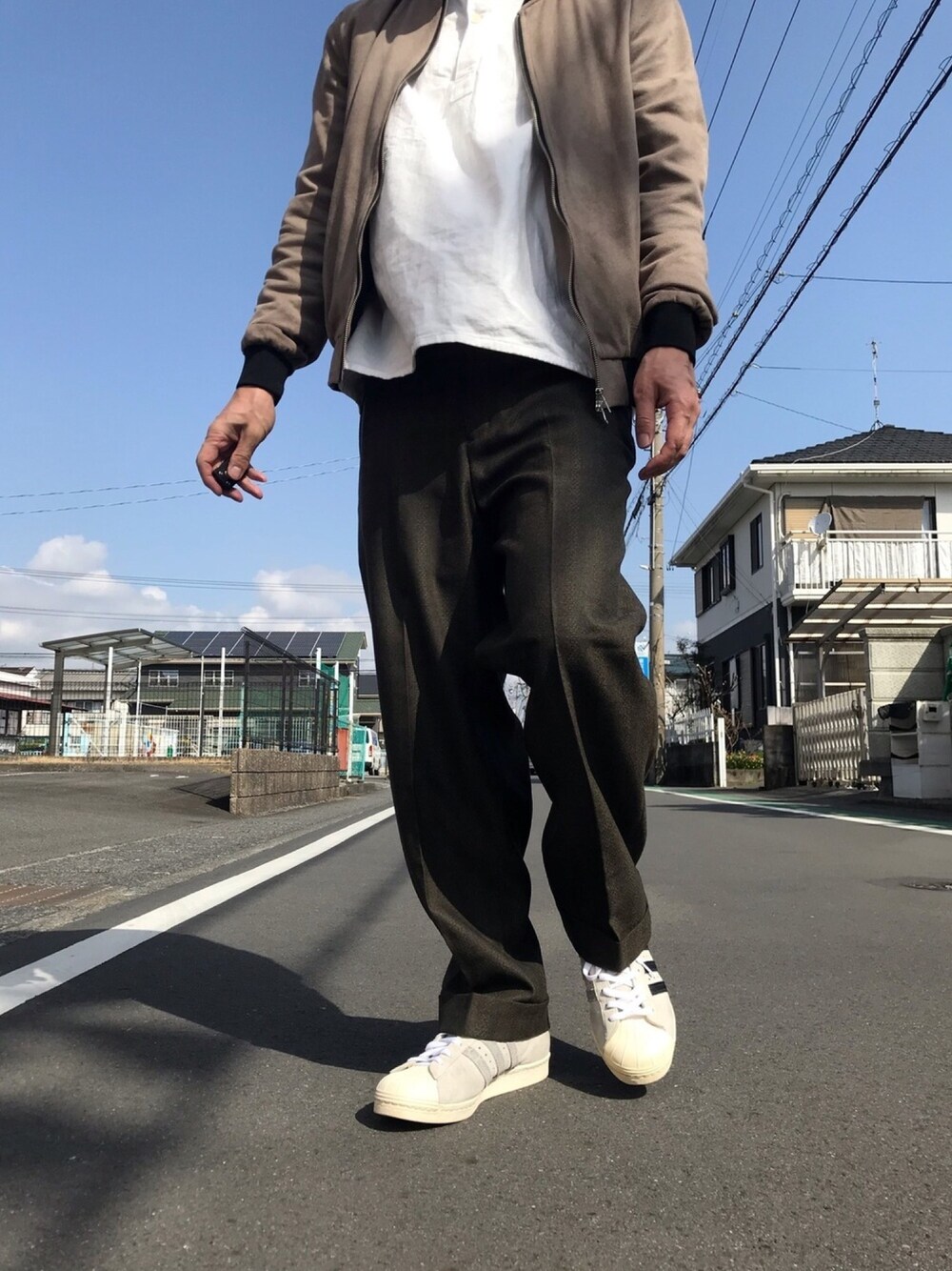 「春めきシューズ、春コーデ、今日のコーデ、スニーカーコーデ、ベージュ、くすみカラー、ミリタリージャケット、スーパースター、アディダス」｜「adidas Originalsのアイテム（スニーカー、グレー系）」を使った、gozou12345さん（メンズ・175cm）の春コーディネートの1枚目の写真