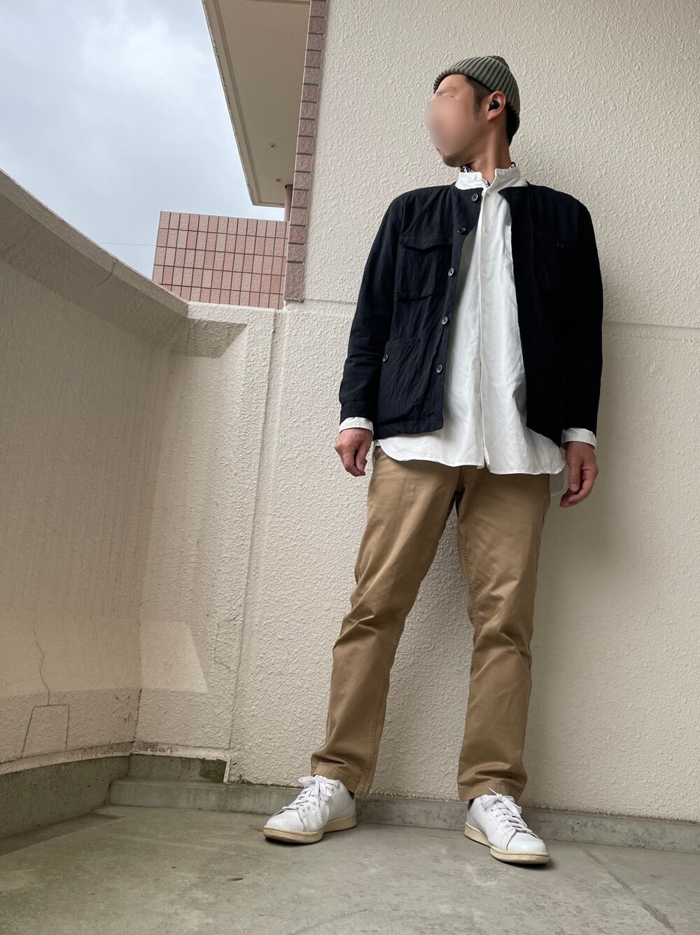 「今日のコーデ、シンプル、大人カジュアル、ゆるコーデ、ユニクロ、大人コーデ、ホワイトコーデ、シャツジャケット、ノーカラージャケット、ノーカラーシャツ」｜「adidas Originalsのオリジナルス スタンスミス [STAN SMITH]（スニーカー、ホワイト系）」を使った、gozou12345さん（メンズ・175cm）の春コーディネートの1枚目の写真